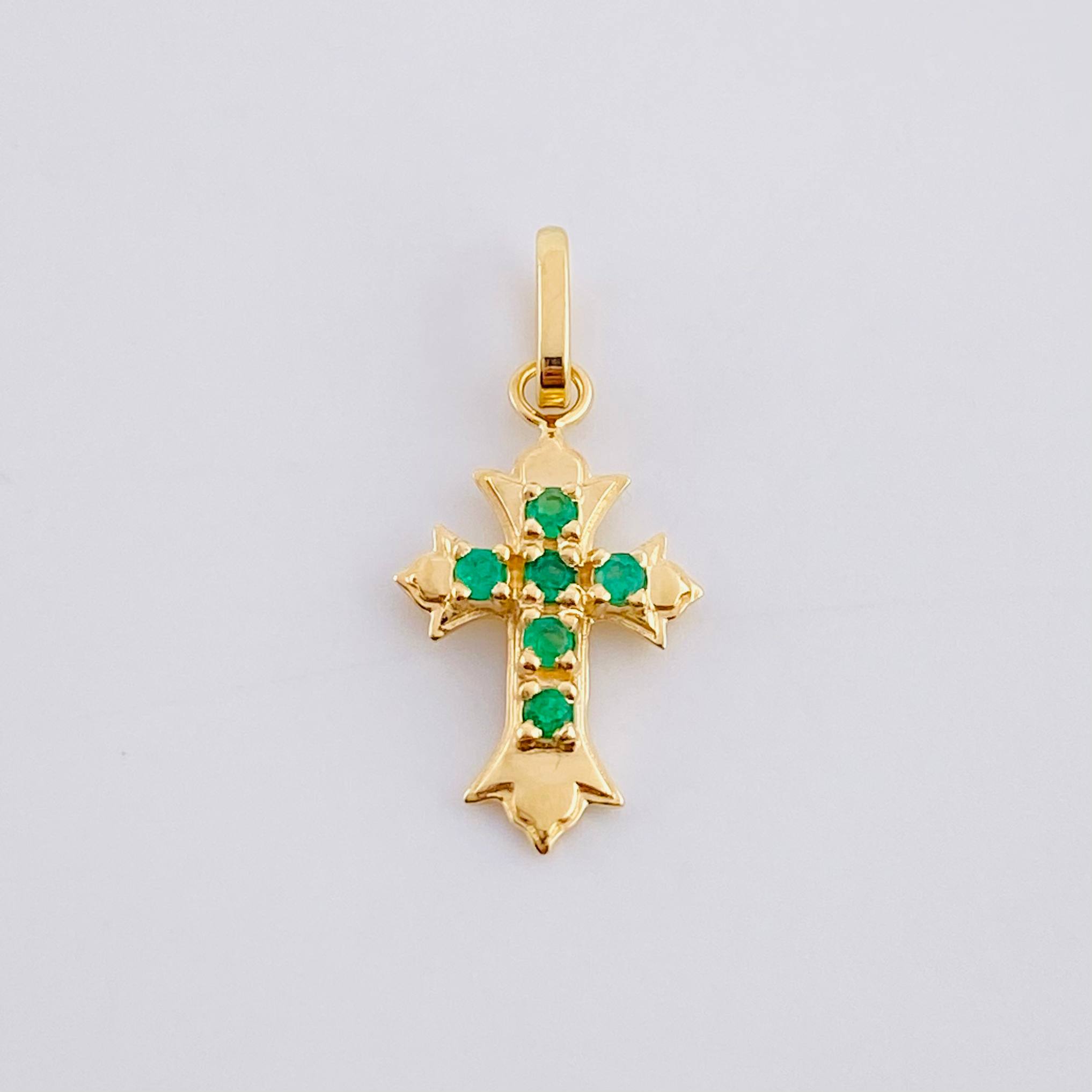 Dije Cruz Tres Puntas Esmeraldas 7pts 0.95g / 3/4 in Oro Amarillo 18K