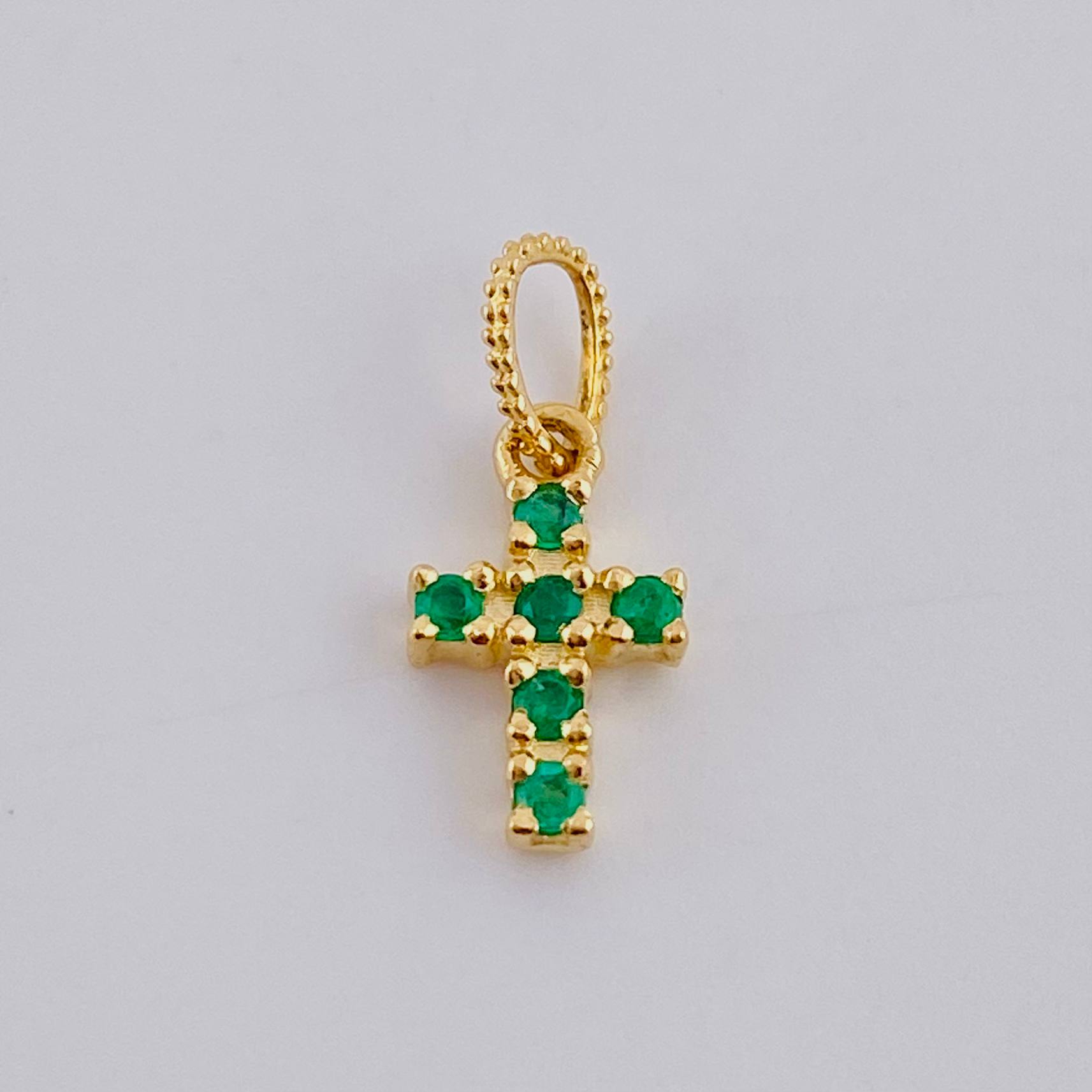 Pendant Dense Cross Emeralds 11pts 0.7g / 1/2 in 18K Yellow Gold
