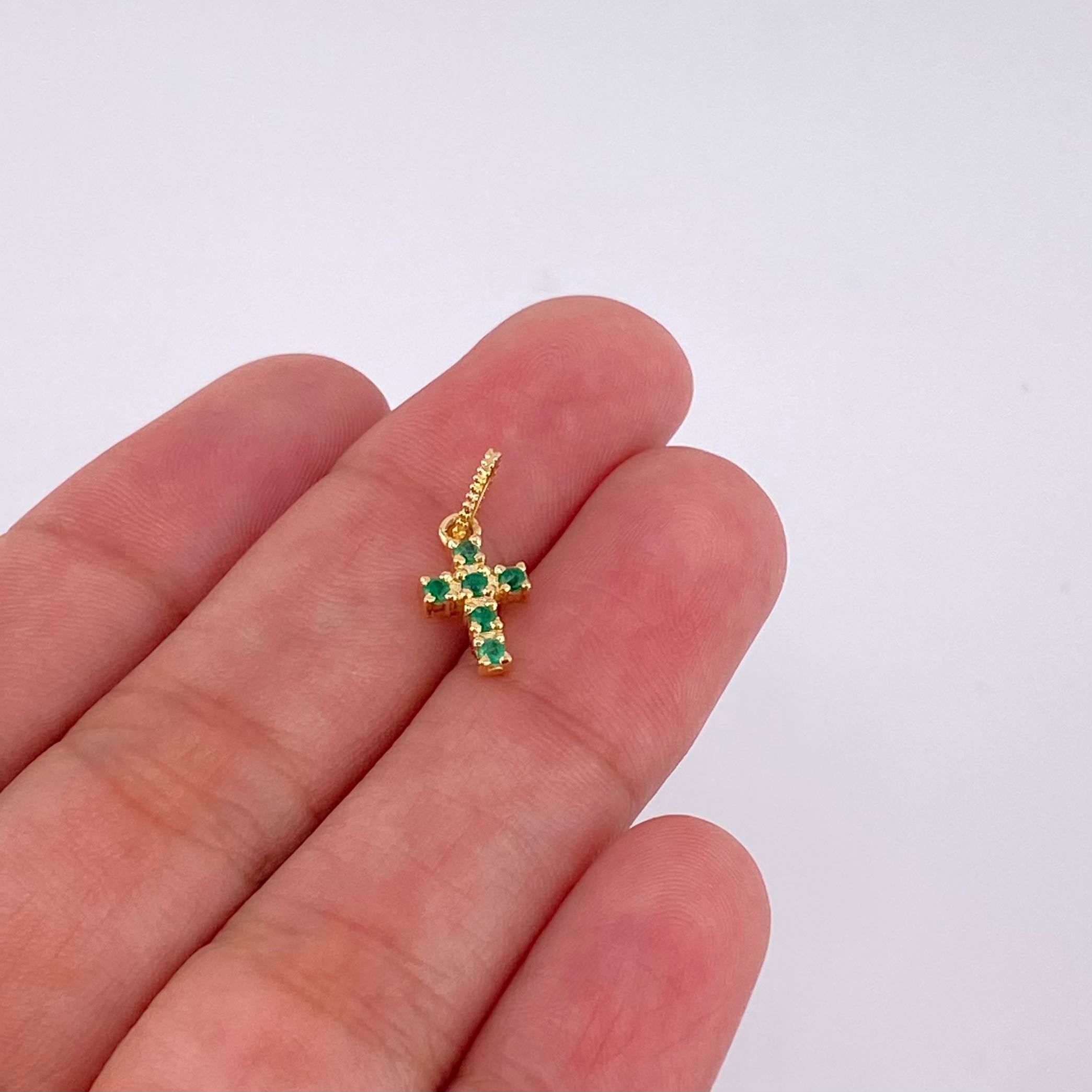 Pendant Dense Cross Emeralds 11pts 0.7g / 1/2 in 18K Yellow Gold