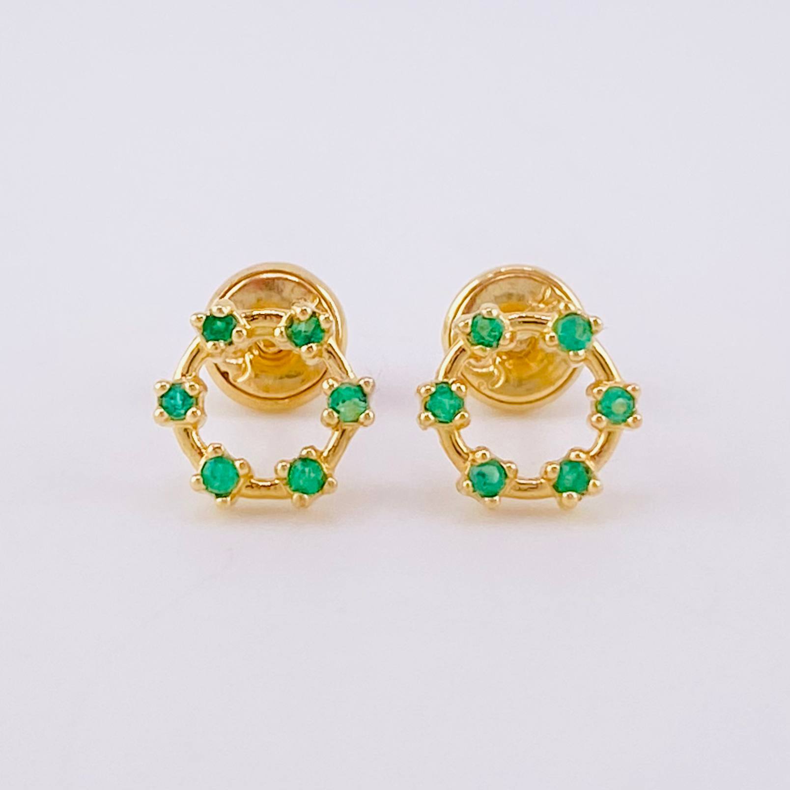 Stud Earrings Circle Emeralds 9pts 1.35g / in / 7.8mm Yellow Gold 18K