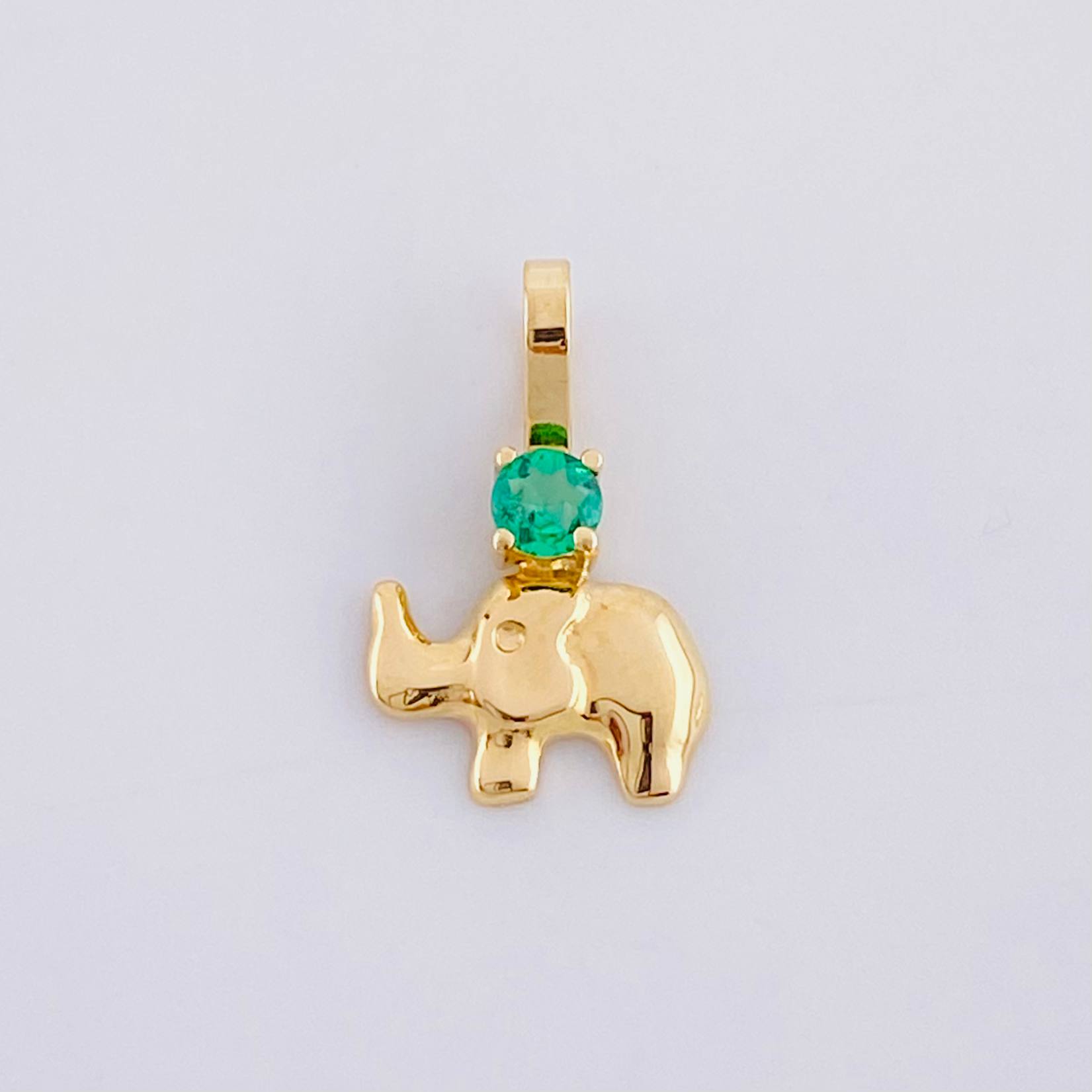 Pendant Elephant Emerald 6pts 0.3g / 1/2 in 18K Yellow Gold