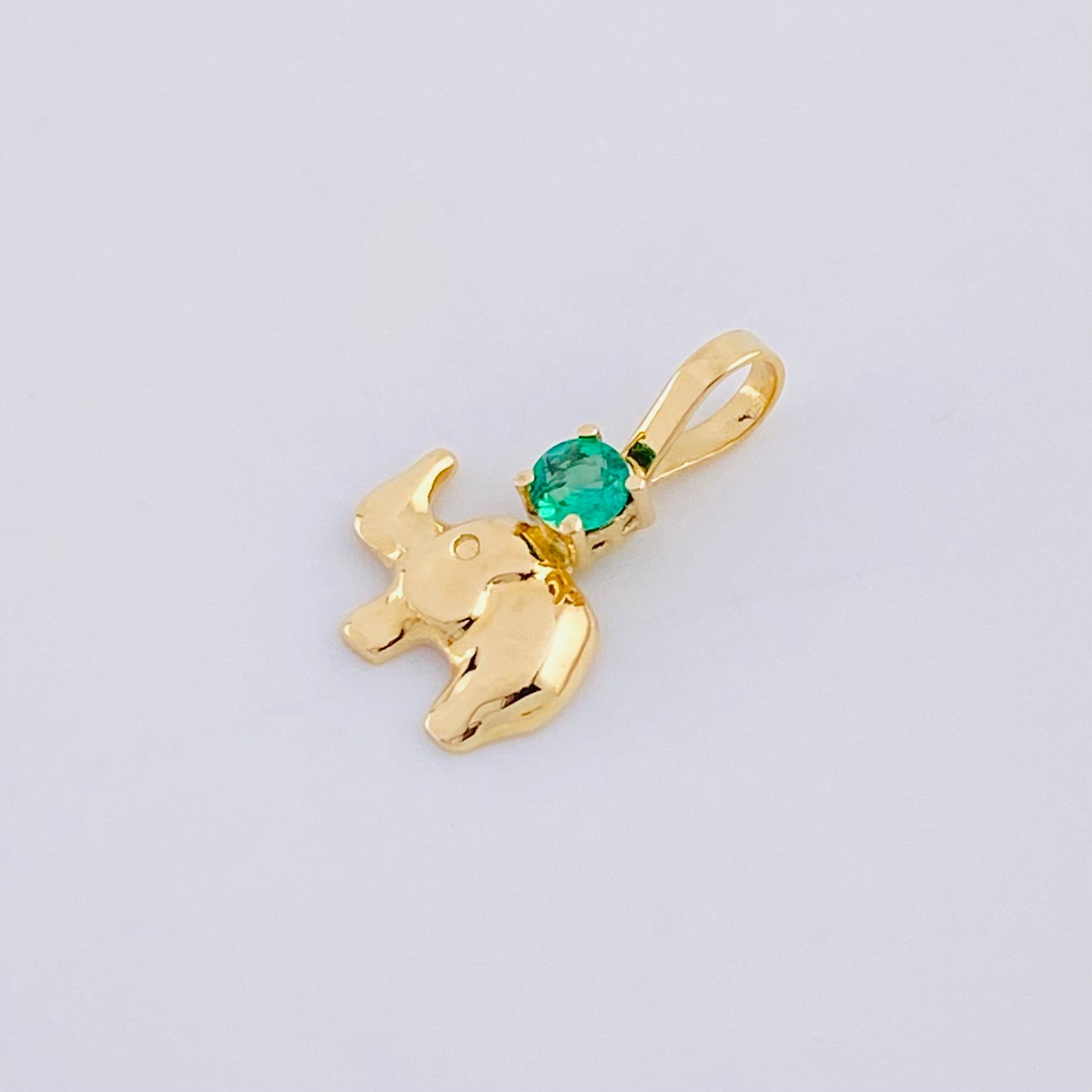 Pendant Elephant Emerald 6pts 0.3g / 1/2 in 18K Yellow Gold