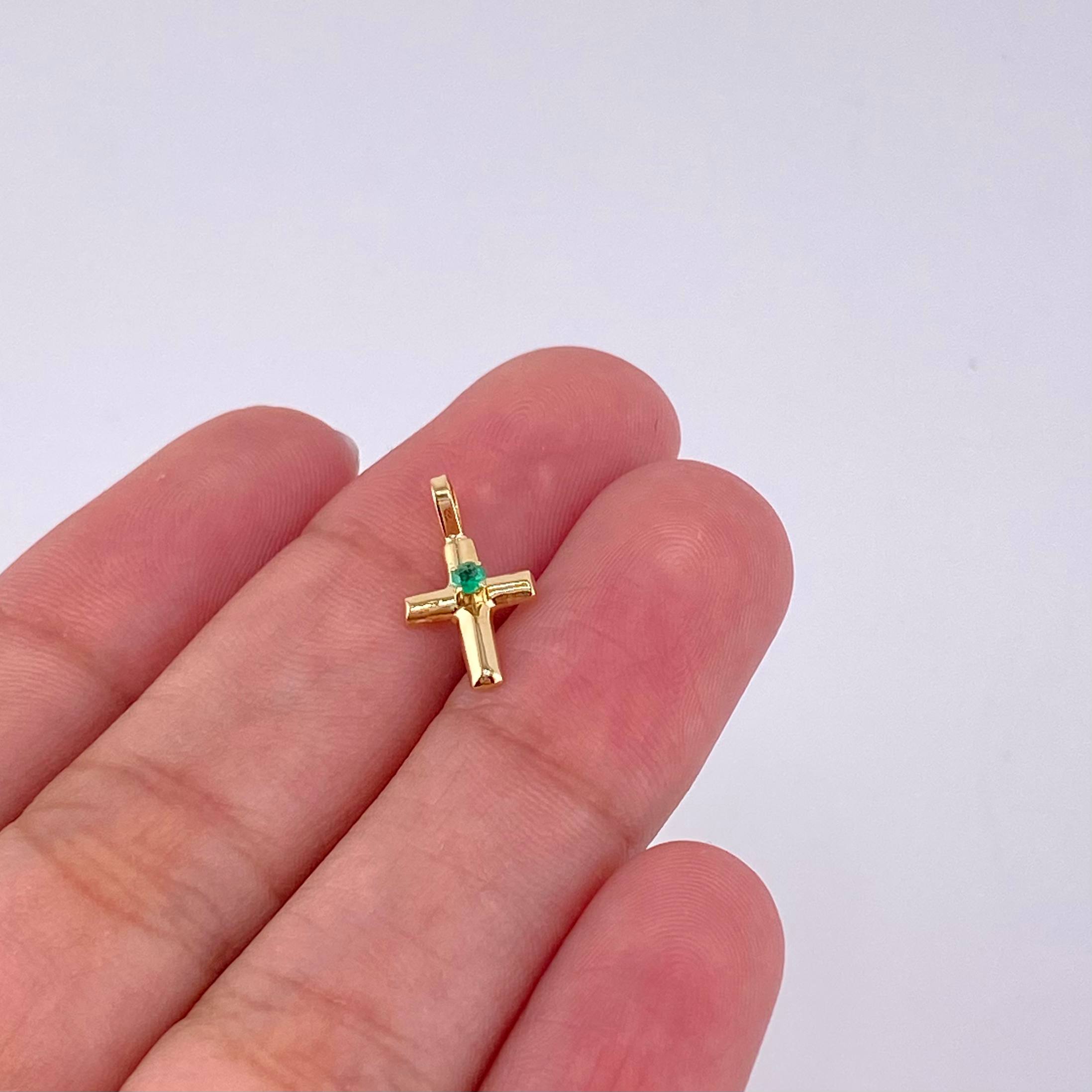 Plain Cross Pendant Spark Emerald 3pts 0.3g / 1/2 in 18K Yellow Gold