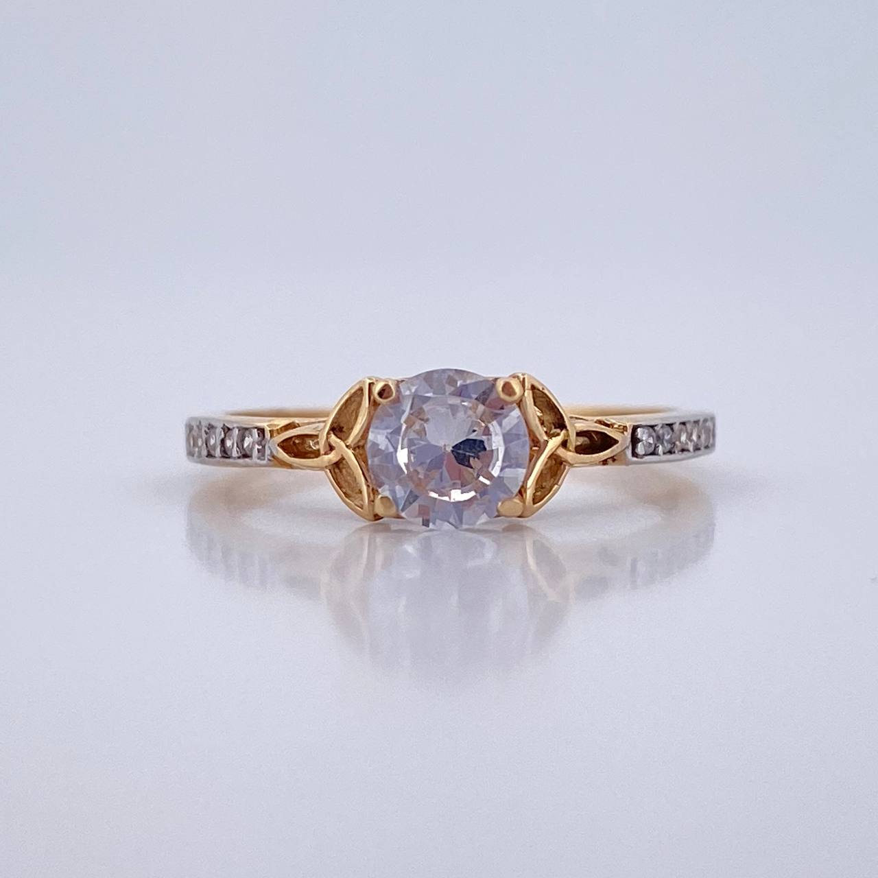 Solitaire Ring Churumbela 1.75gr / Size 7 / 18K Gold $