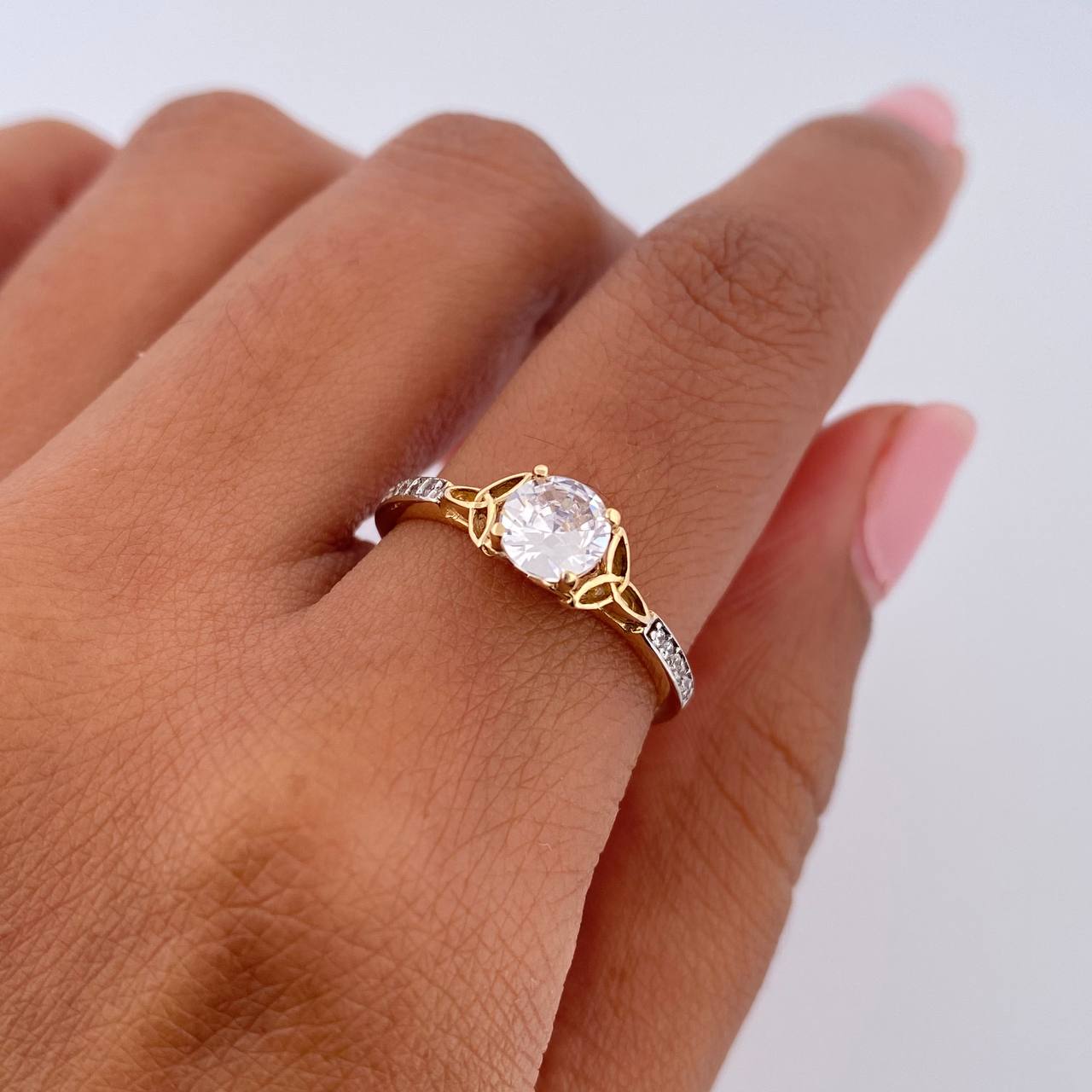 Solitaire Ring Churumbela 1.75gr / Size 7 / 18K Gold $