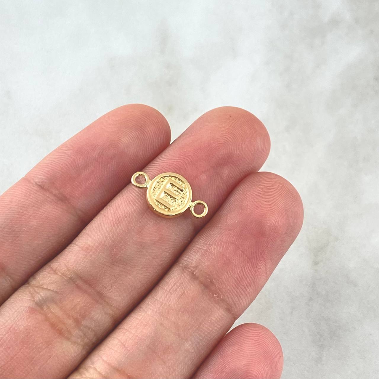 Charm Letter E Matte 0.4gr / 1.4cm-Circular 18K Yellow Gold *