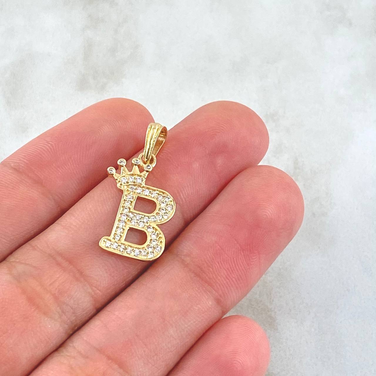Dije Letra B Corona 1.5gr / 2.5cm / Circones Blancos Oro Amarillo 18K ©