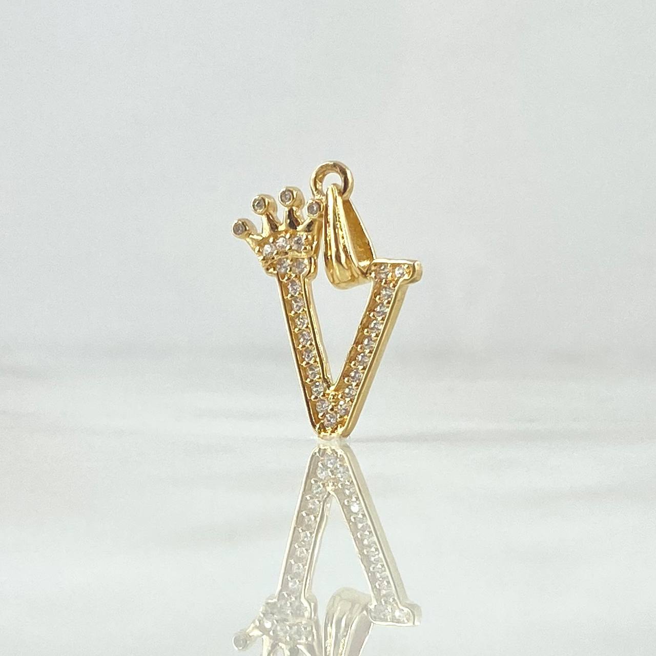 Dije Letra V Corona 1.2gr / 2.5cm / Circones Blancos Oro Amarillo 18K ©