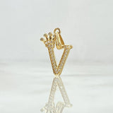 Dije Letra V Corona 1.2gr / 2.5cm / Circones Blancos Oro Amarillo 18K ©