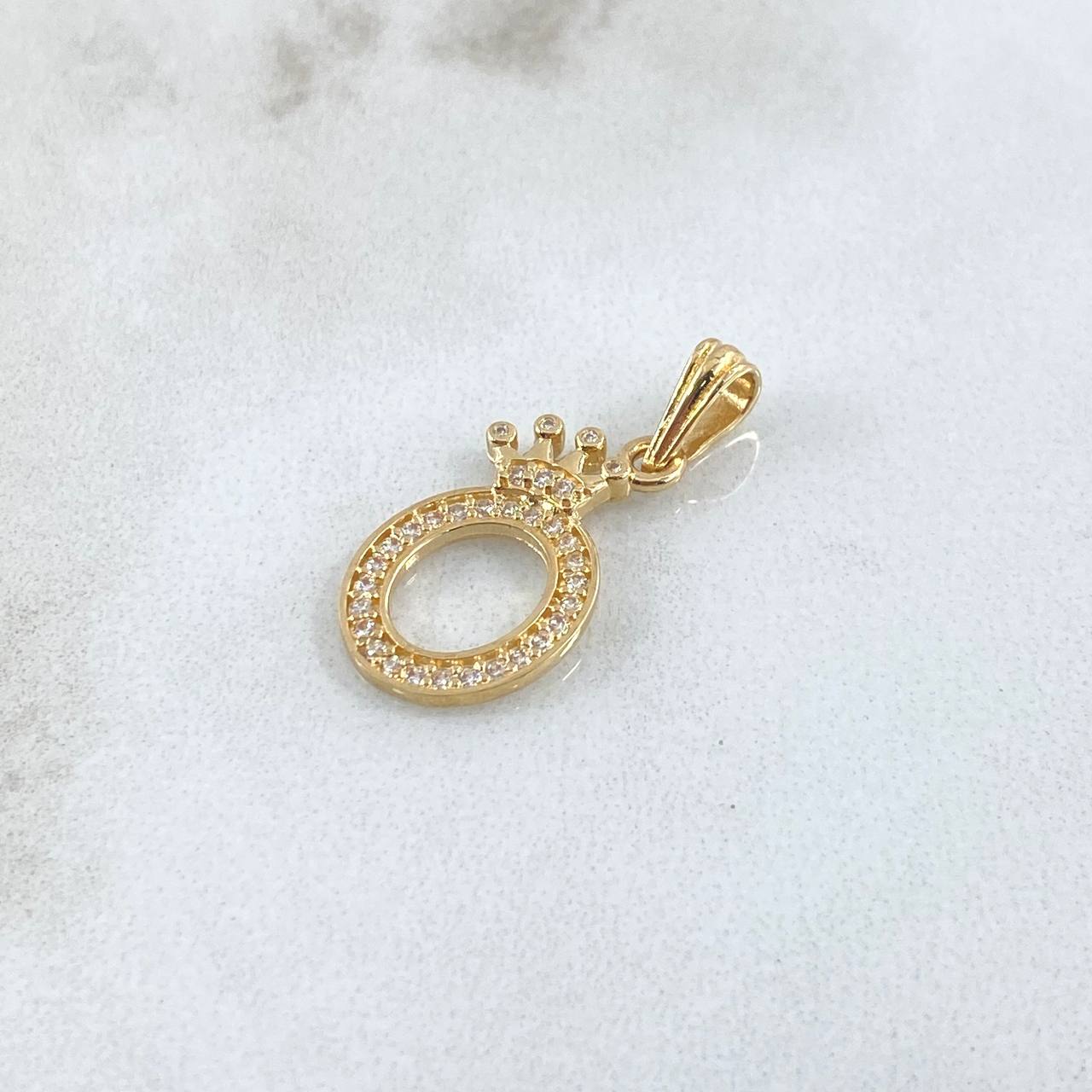 Dije Letra O Corona 1.45gr / 2.4cm / Circones Blancos Oro Amarillo 18K