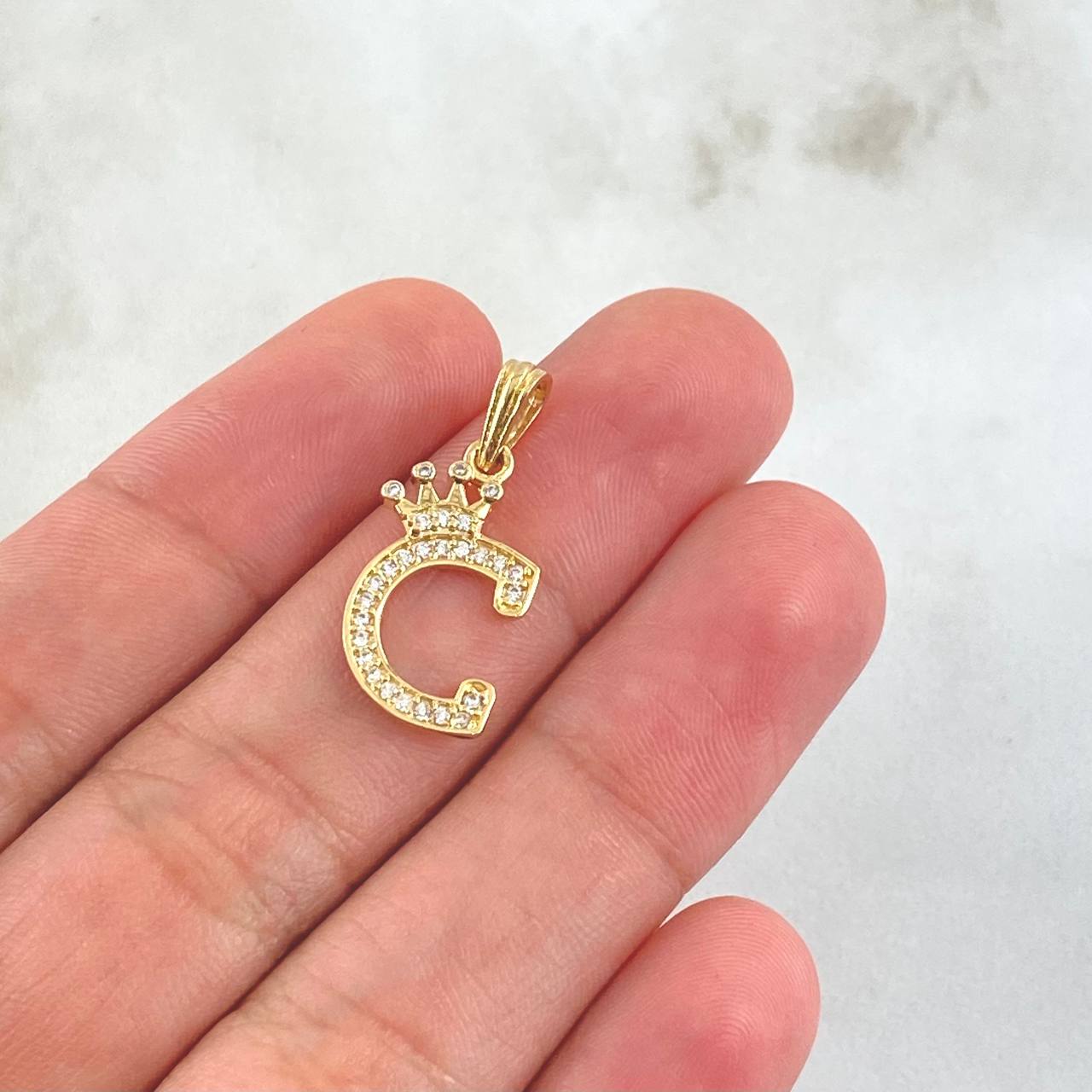 Dije Letra C Corona 1.3gr / 2.5cm / Circones Blancos Oro Amarillo 18K