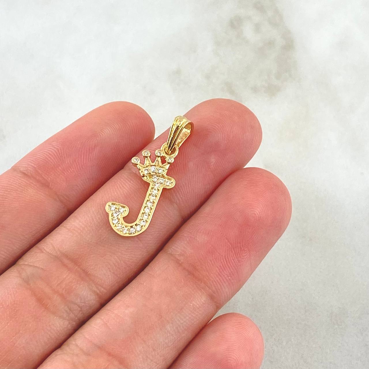Dije Letra J Corona 1.3gr / 2.5cm / Circones Blancos Oro Amarillo 18K