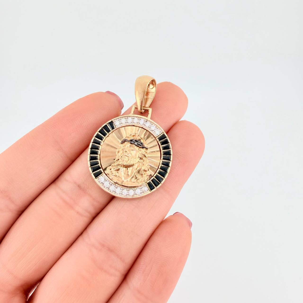 Dije Medalla Cristo Diamantada 5.85g / 1 1/2 in Oro Amarillo 18K