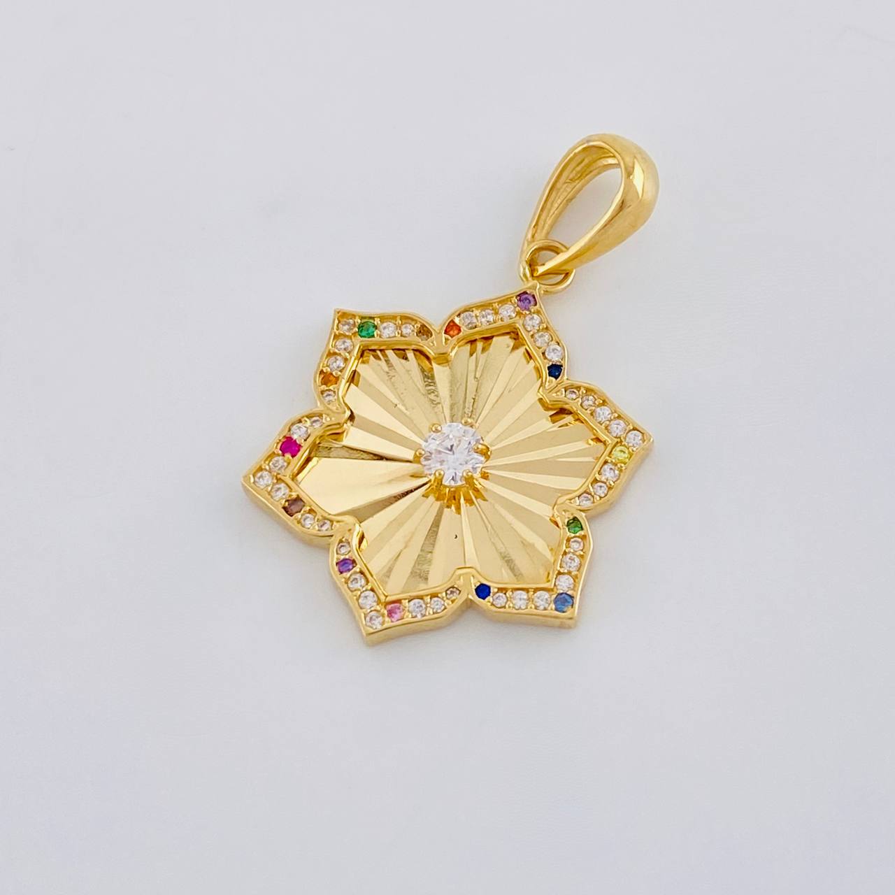 Dije Flor de Loto 3.35g / 1 1/4 in Oro Amarillo 18K
