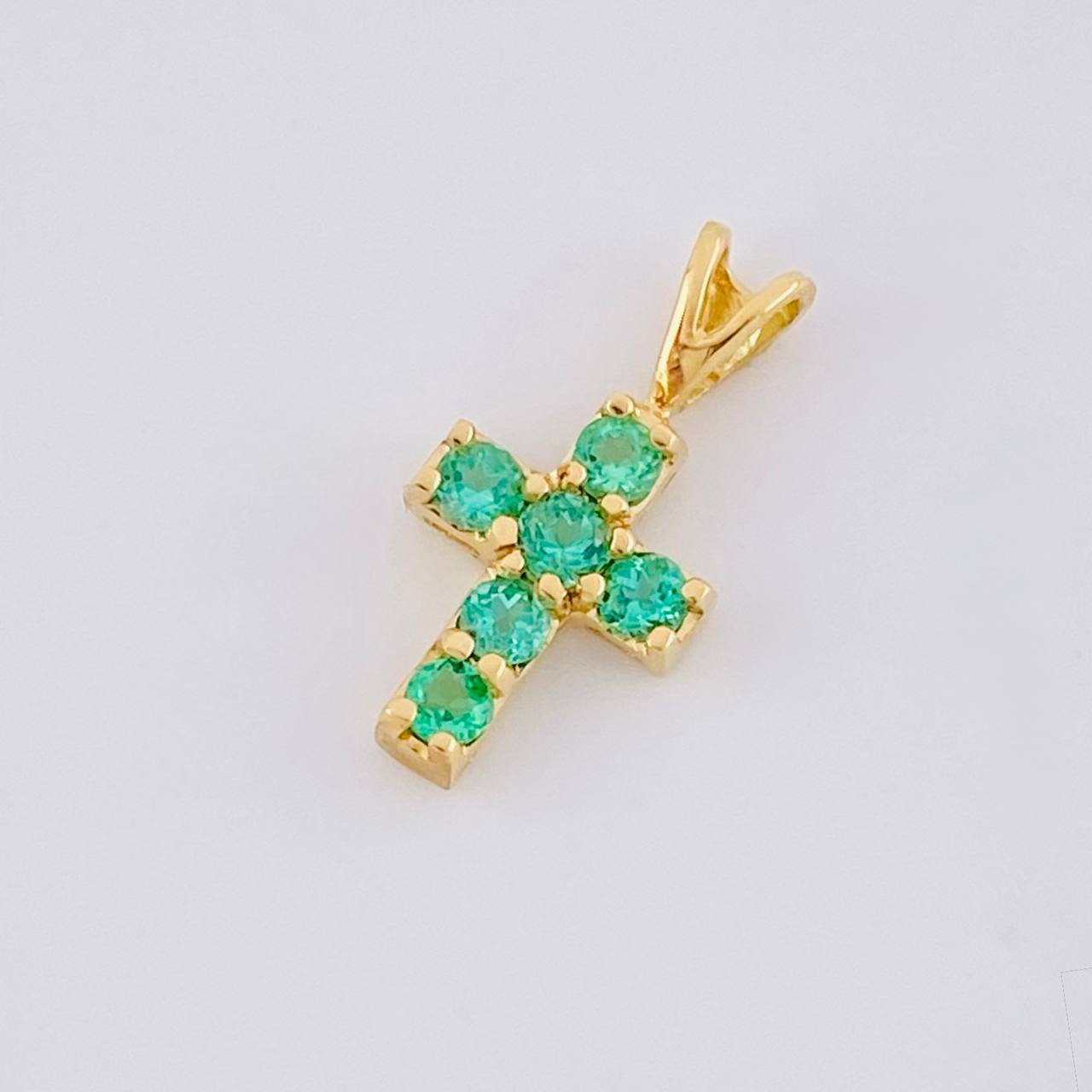 Pendant Dense Cross Emeralds 22pts 0.45g / 1/2 in 18K Yellow Gold