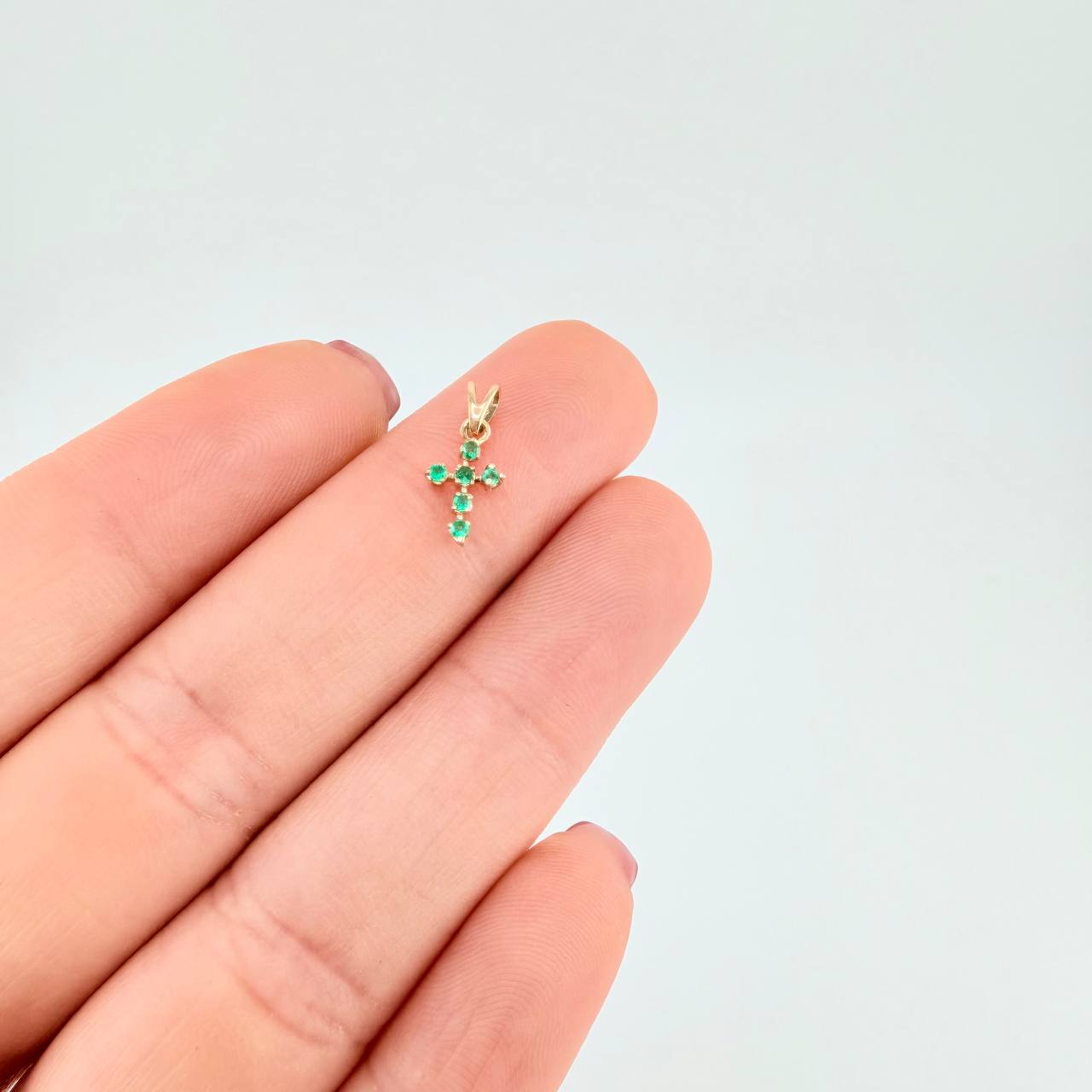 Pendant Cross Arrow Tips Emeralds 7pts 0.25g / 1/2 in 18K Yellow Gold