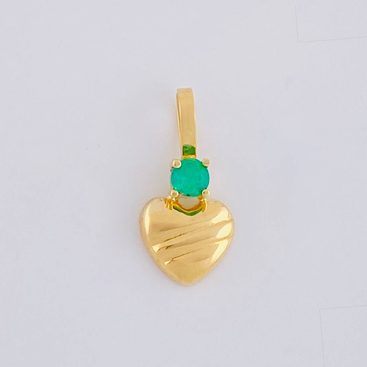 Pendant Striped Heart Emerald 6pts 0.3g / 1/2 in 18K Yellow Gold
