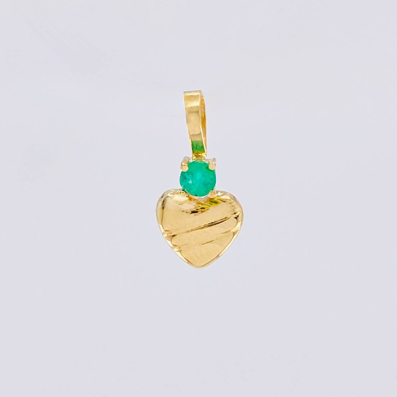 Pendant Striped Heart Emerald 6pts 0.3g / 1/2 in 18K Yellow Gold