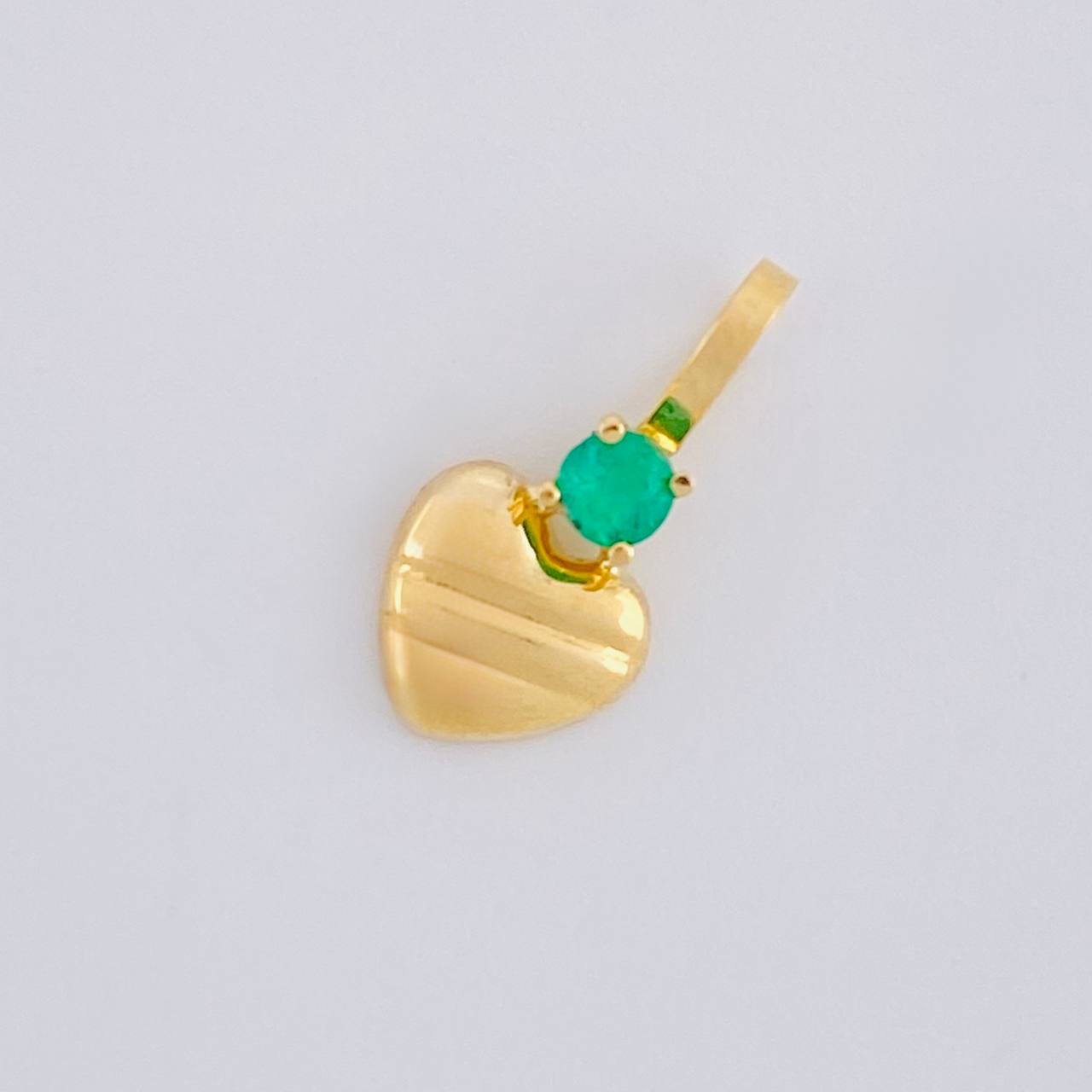 Pendant Striped Heart Emerald 6pts 0.3g / 1/2 in 18K Yellow Gold