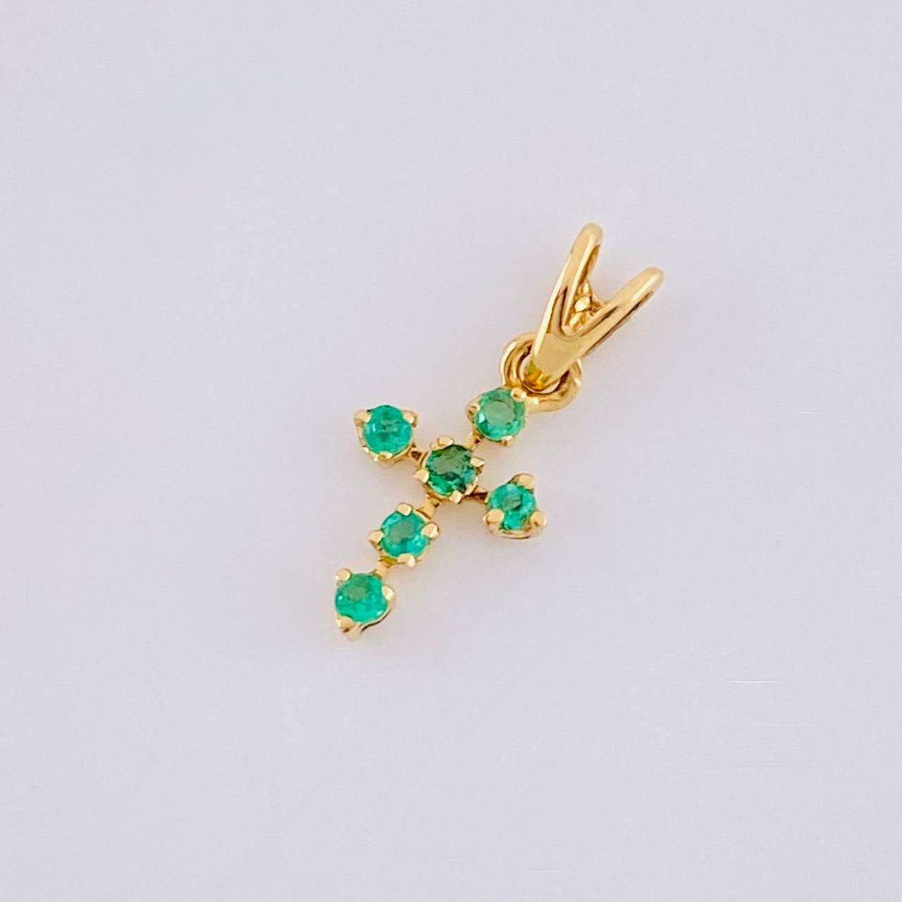 Pendant Cross Arrow Tips Emeralds 7pts 0.25g / 1/2 in 18K Yellow Gold