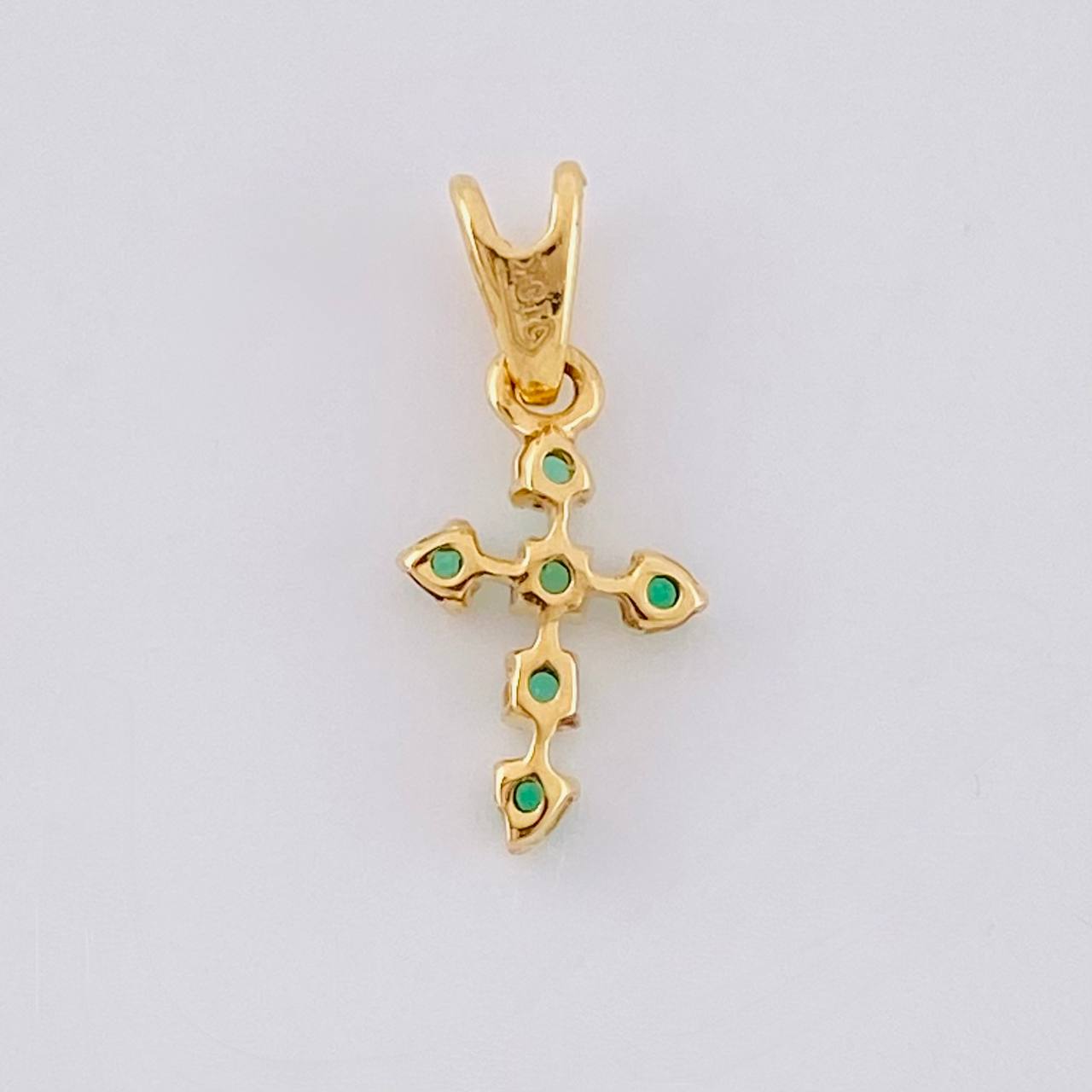 Pendant Cross Arrow Tips Emeralds 7pts 0.25g / 1/2 in 18K Yellow Gold