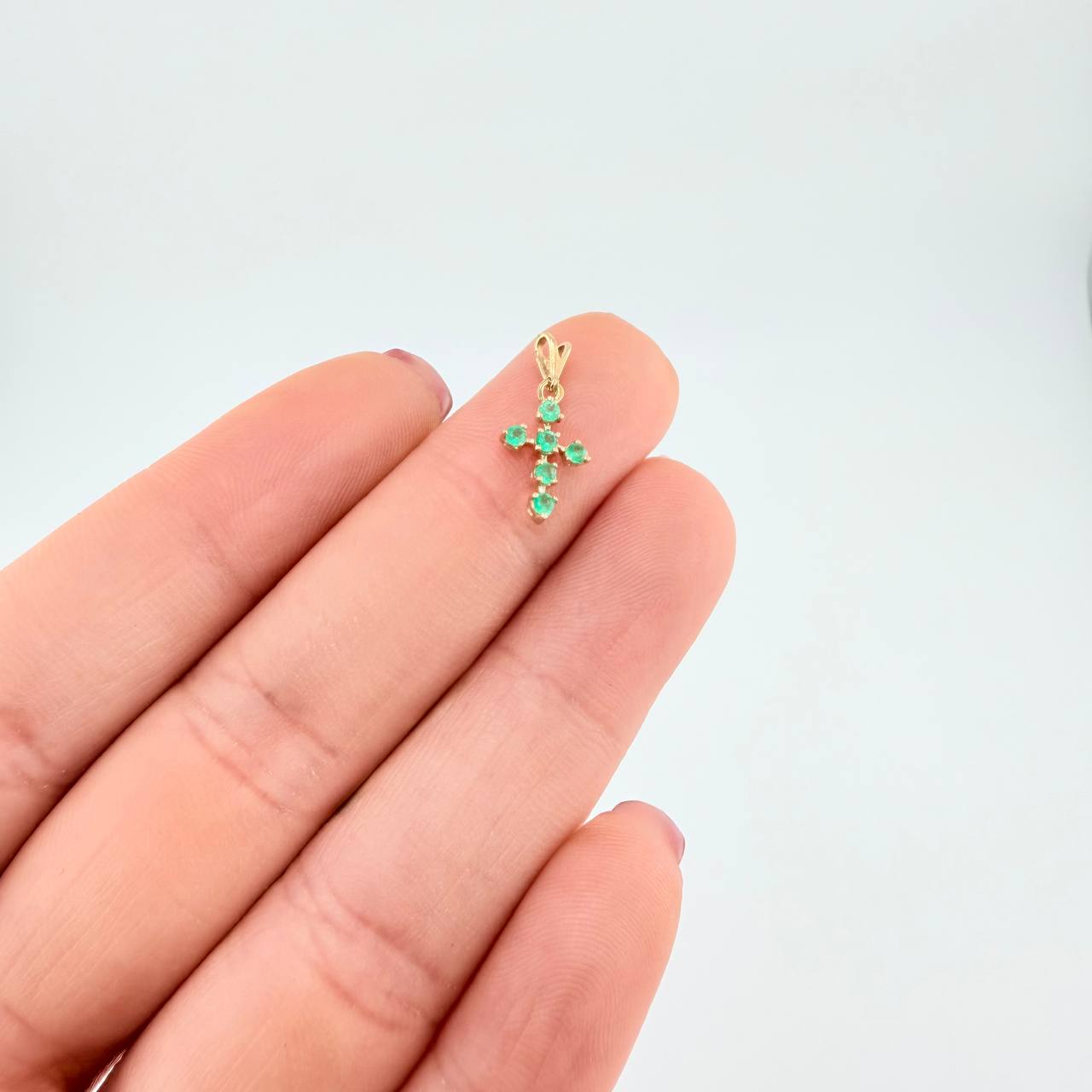 Pendant Cross Arrow Tips Emeralds 14pts 0.45g / 1/2 in 18K Yellow Gold