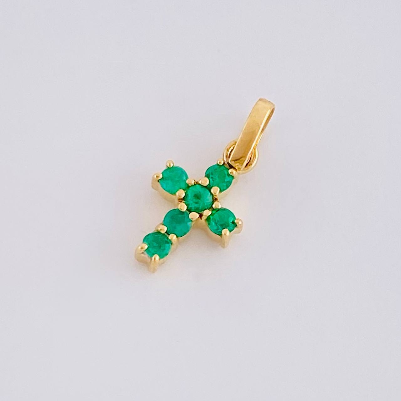 Pendant Dense Cross Emeralds 13pts 0.45g / 1/2 in Yellow Gold 18K