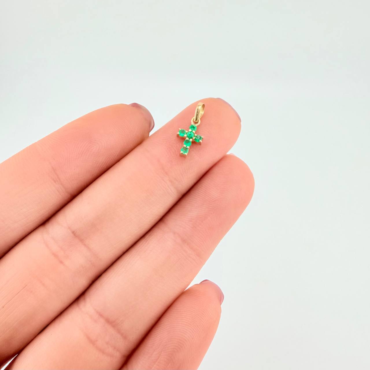 Pendant Dense Cross Emeralds 10pts 0.4g / 1/2 in Yellow Gold 18K