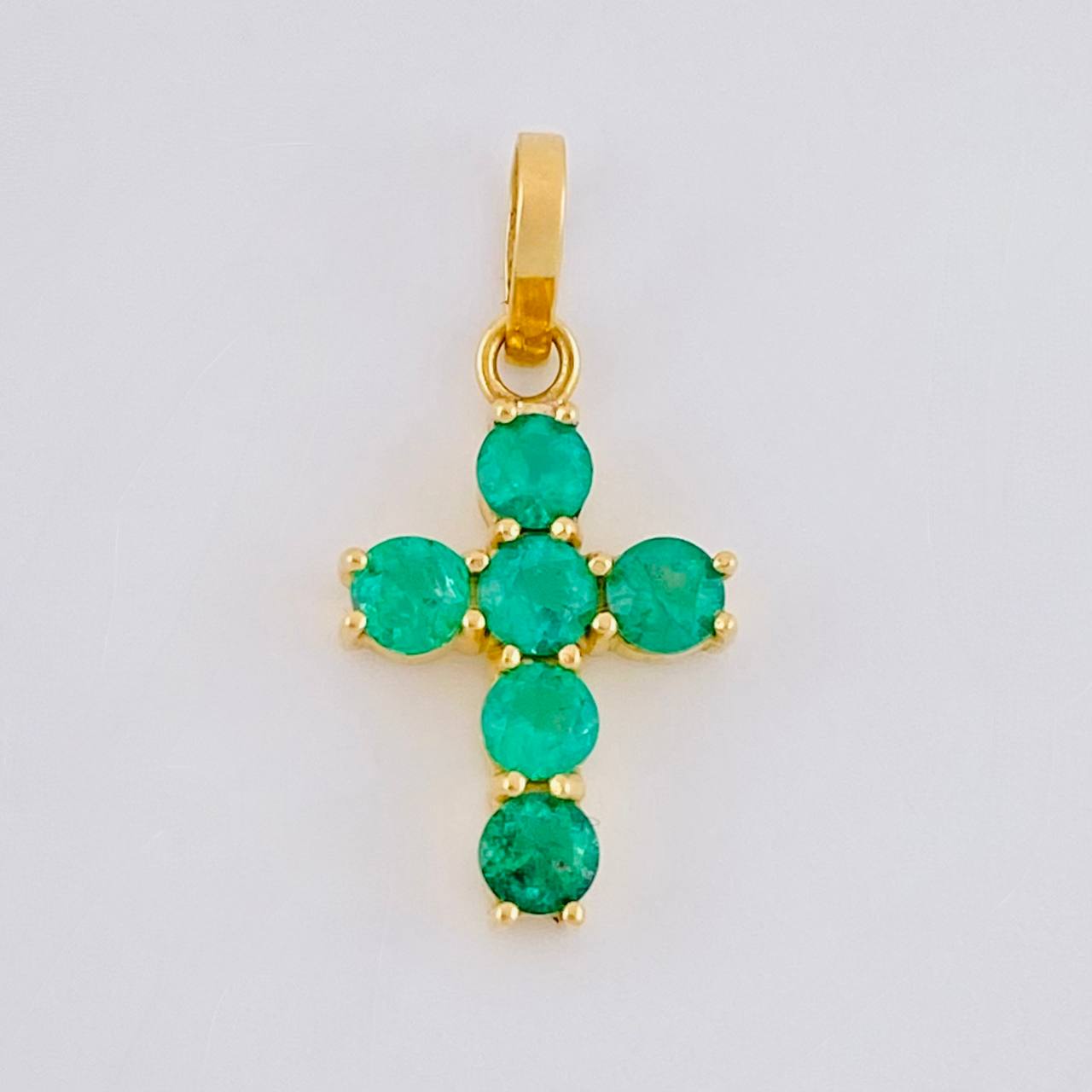 Pendant Dense Circular Cross Emeralds 36pts 0.8g / 3/4 in Yellow Gold 18K