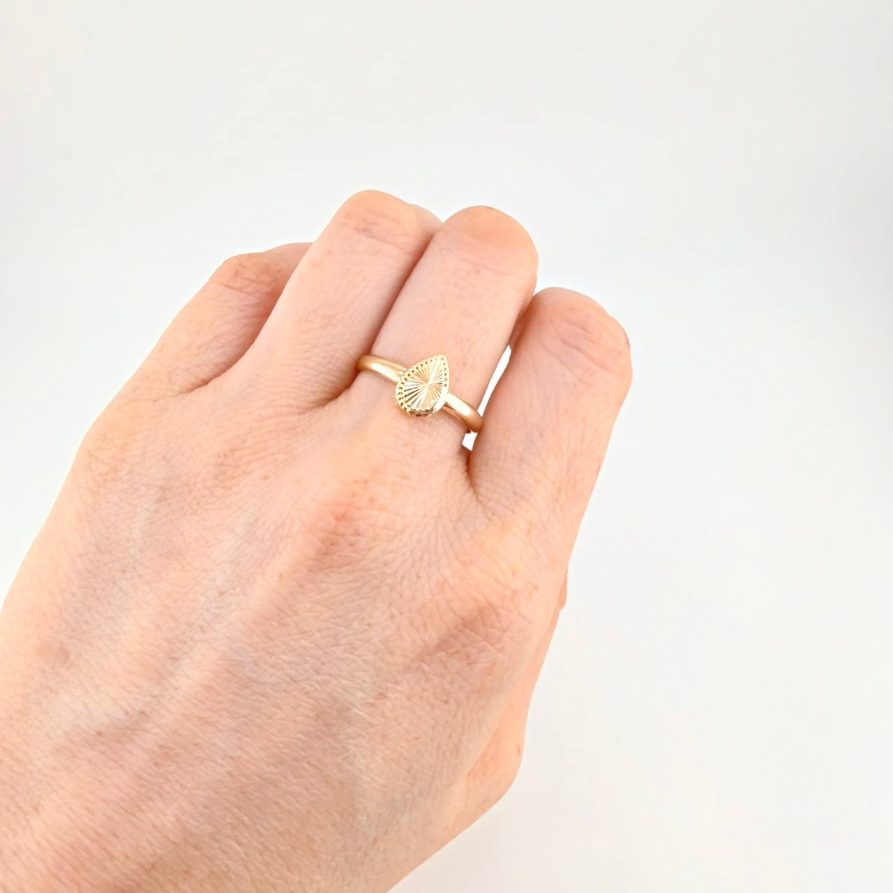 Diamond Cut Drop Ring 0.95g / T5 1/4 Yellow Gold 18K