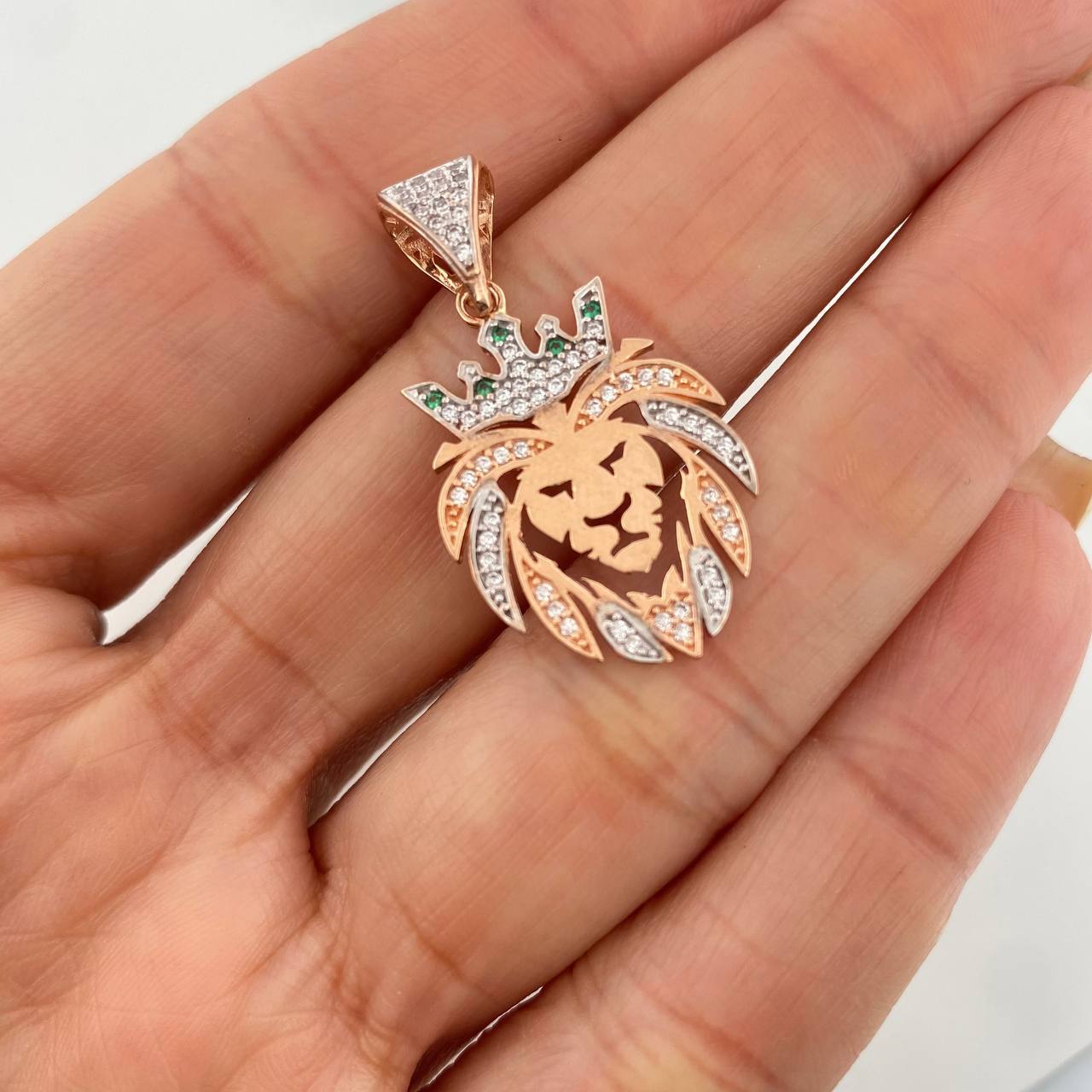 Dije León 3.1g / 1 1/2 in Dos Oros Blanco Rosa 18K