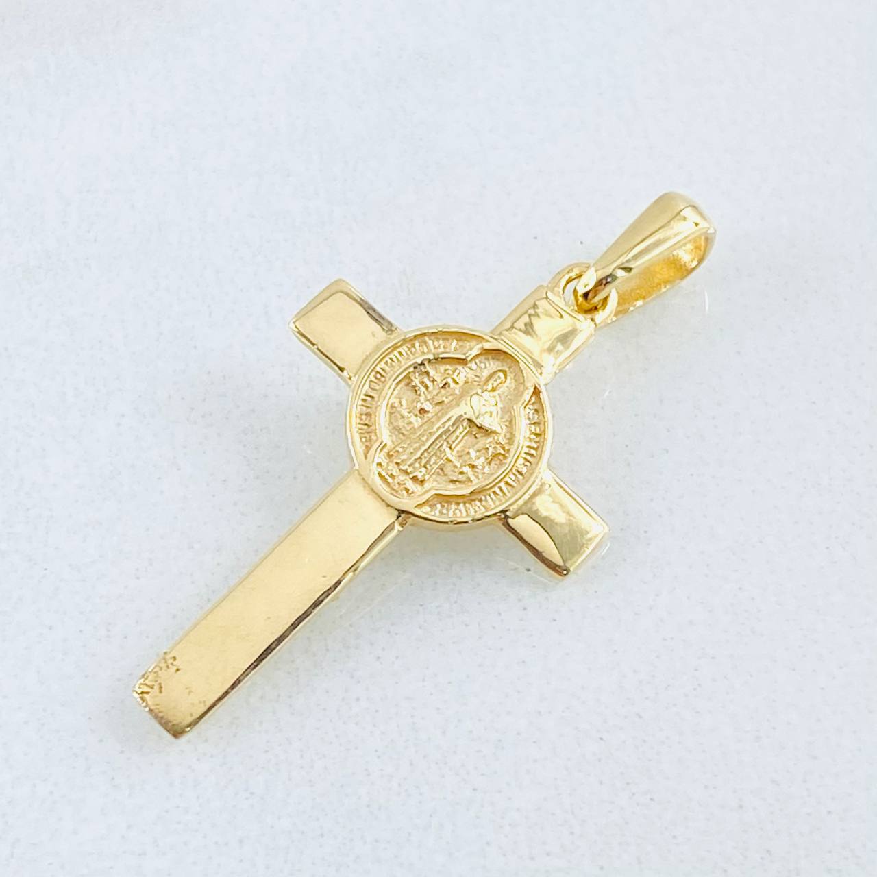 Dije Cruz San Benito 2.05gr / 1 1/4 in / Oro Amarillo 18K ©