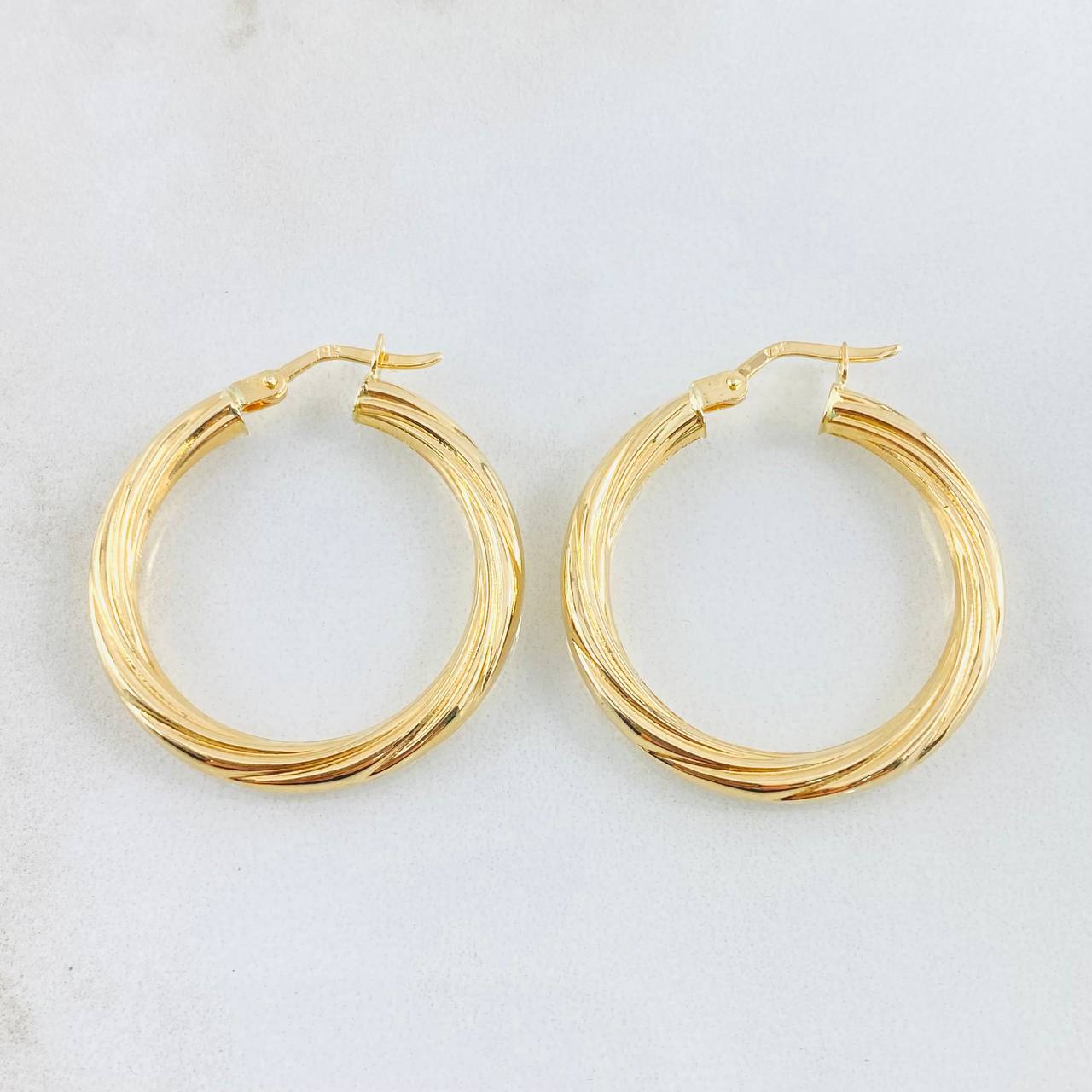 Mary Hoop Earrings 3gr / 1 1/4 in / 18K Gold