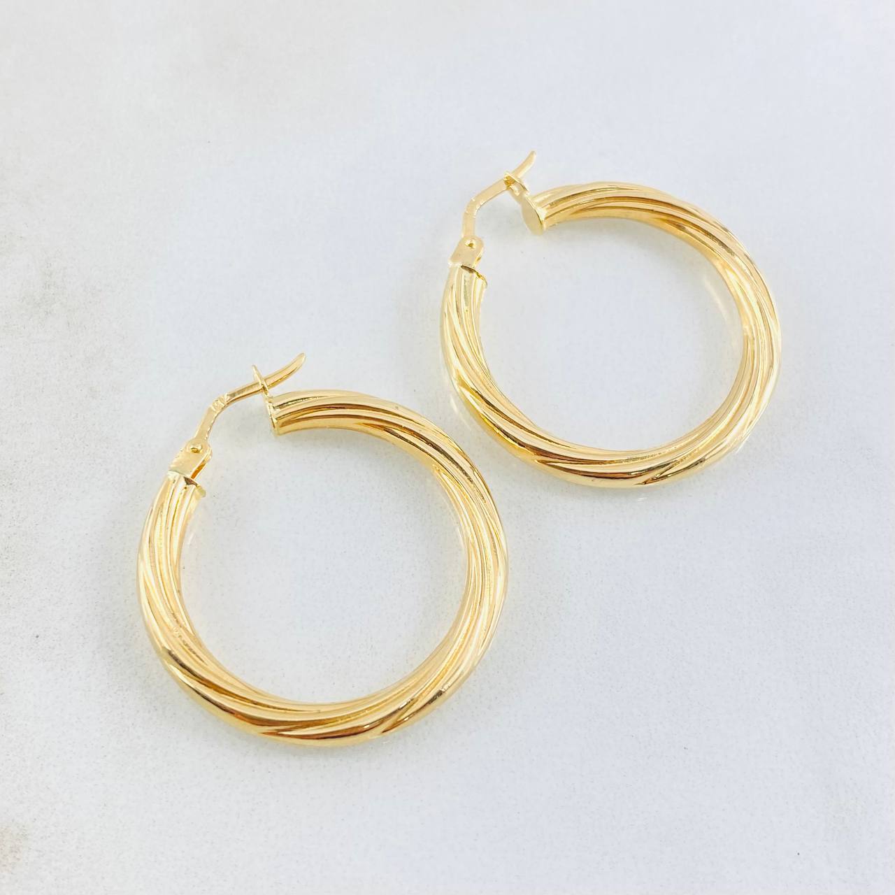 Mary Hoop Earrings 2.9gr / 1 1/4 in / 18K Gold