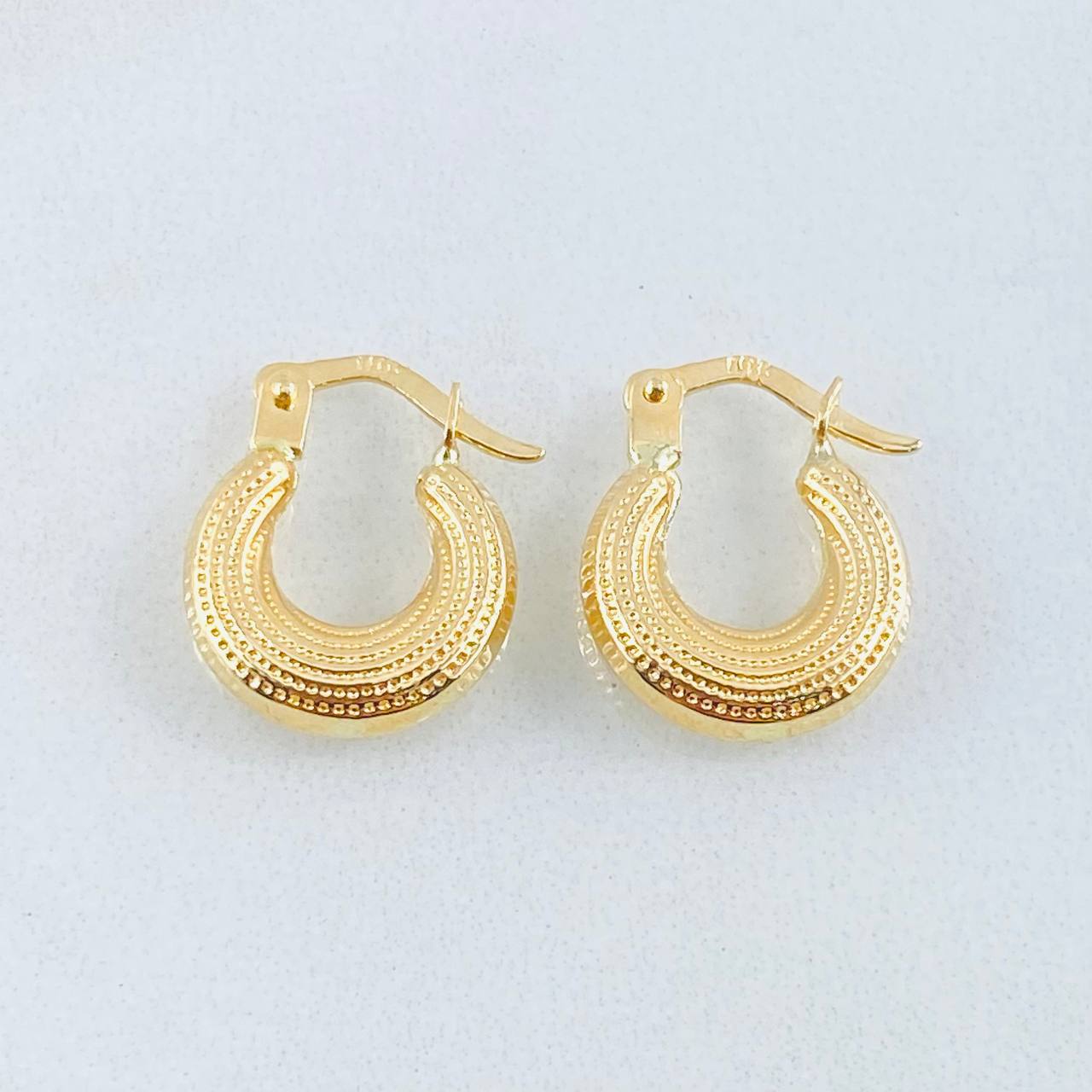 Candongas Meza Punteada 1.15gr / 1/2 in / Oro Amarillo 18K *