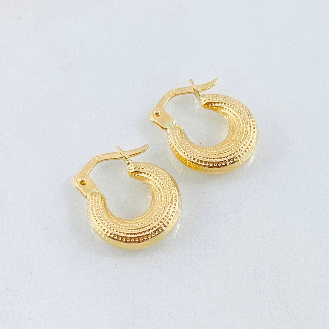 Candongas Meza Punteada 1.2gr / 1/2 in / Oro Amarillo 18K *