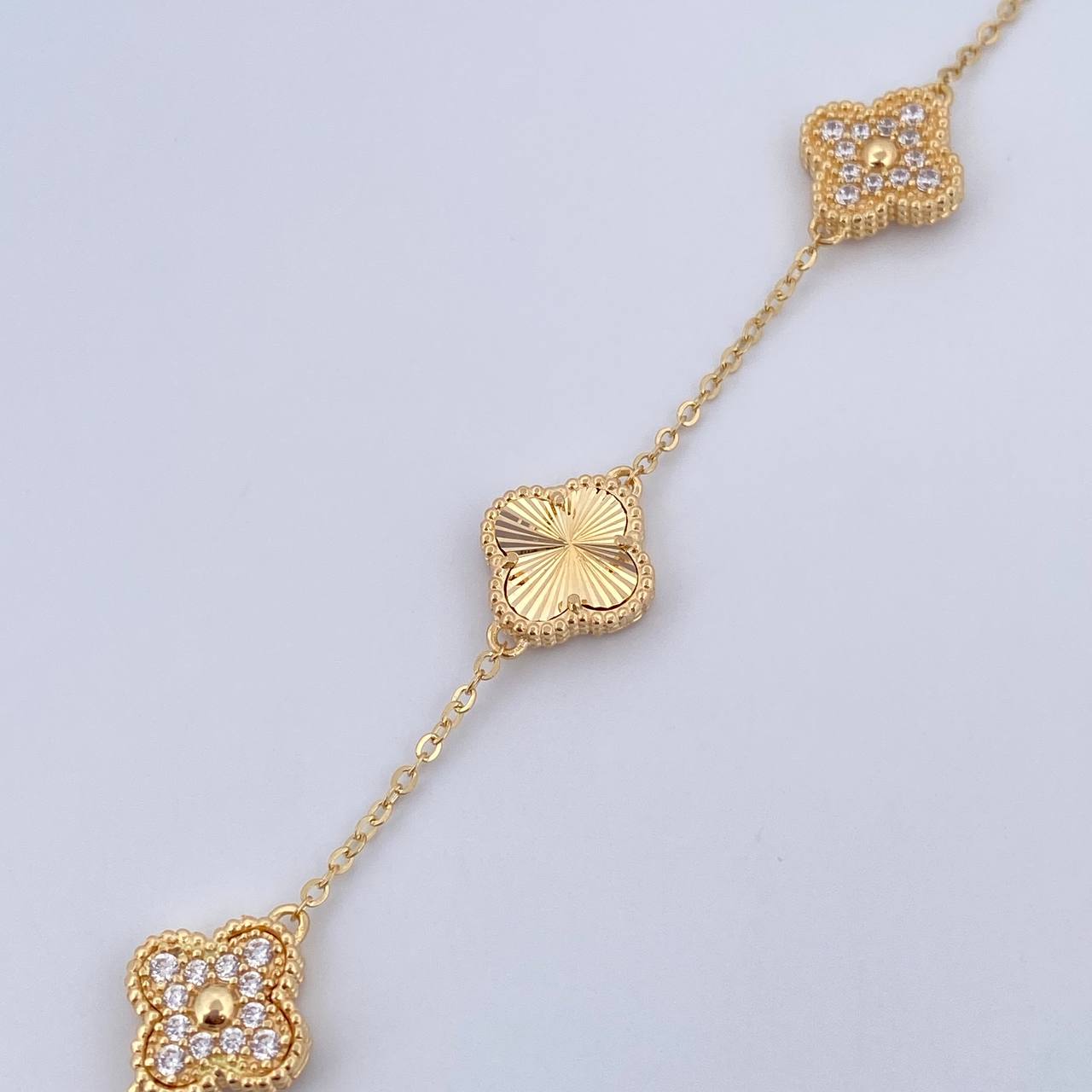 Pulso Aro Seguido Trebol 7.3gr / 20.9cm / 1.3mm Diamantado Circones Blancos Oro Amarillo  18K &