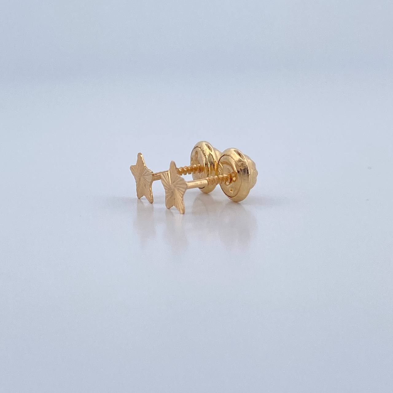 Stud Earrings Stud Earrings. 0.45gr / 18K Gold &