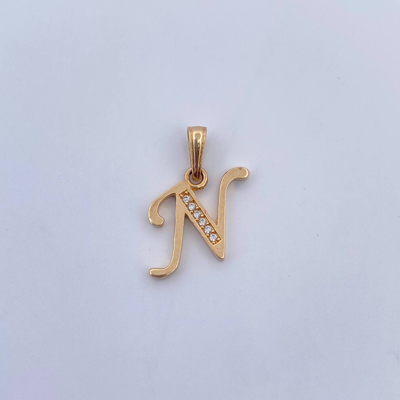 Dije Letra N 1.15gr / 1.7cm / Circones Blancos Oro Amarillo 18K $