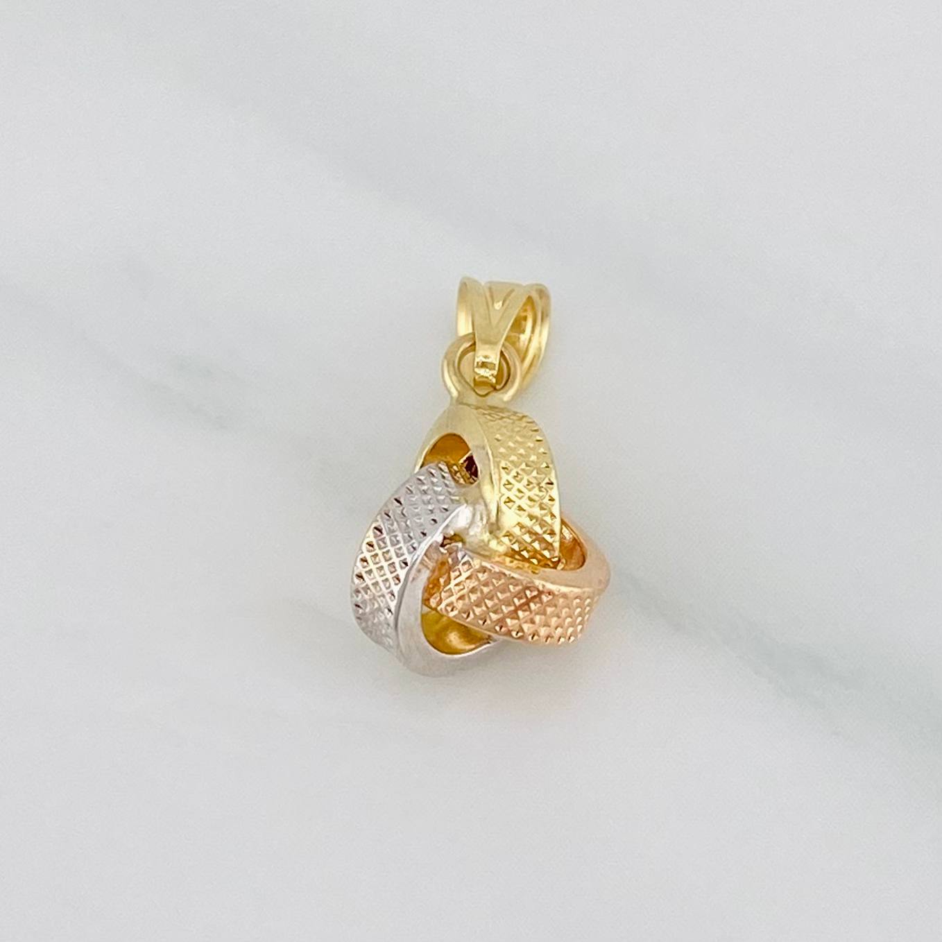 Pendant Knot 0.6g / 1/2 in Three Golds 18K