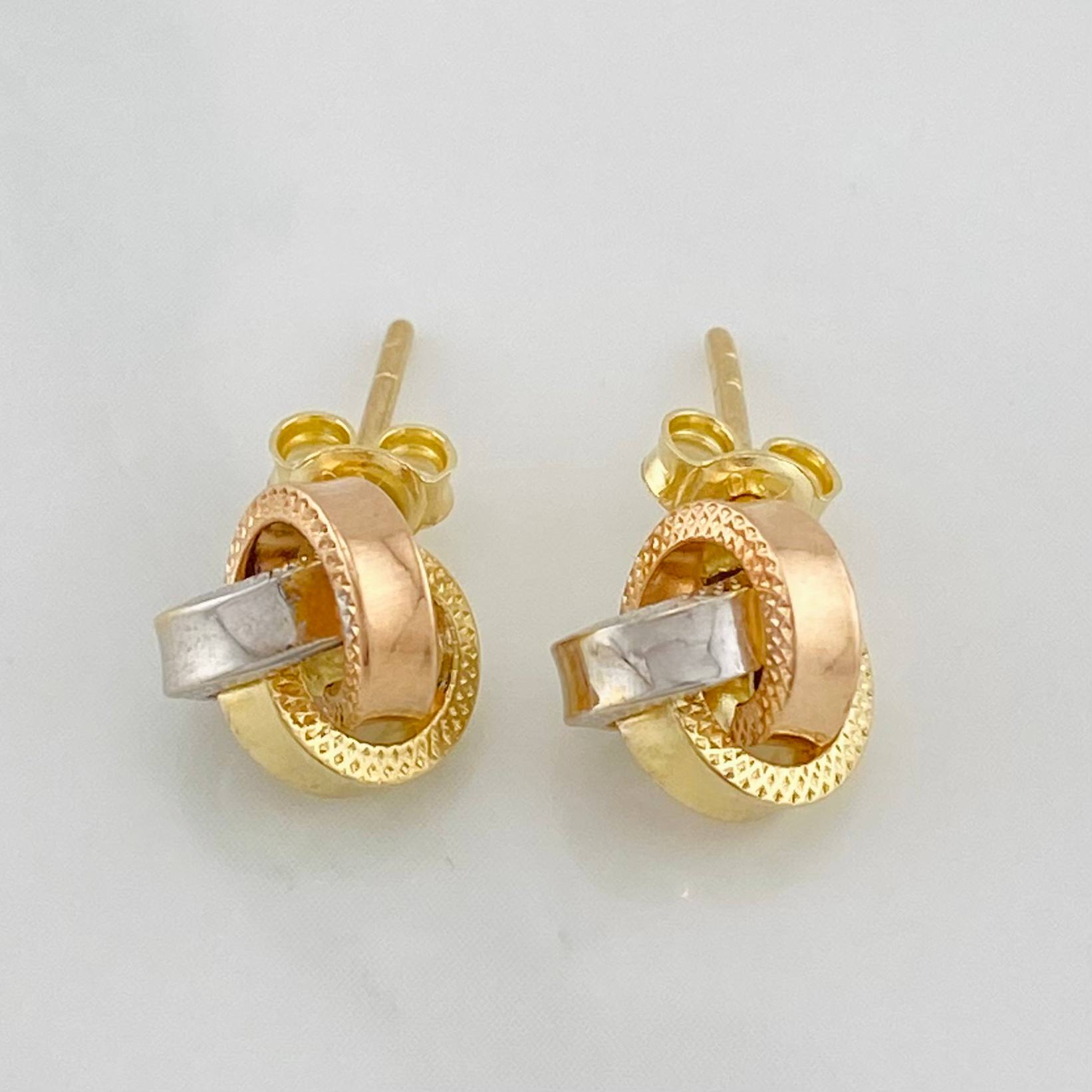 Stud Earrings Knot 1.2g / in / 4.5mm Three Golds 18K