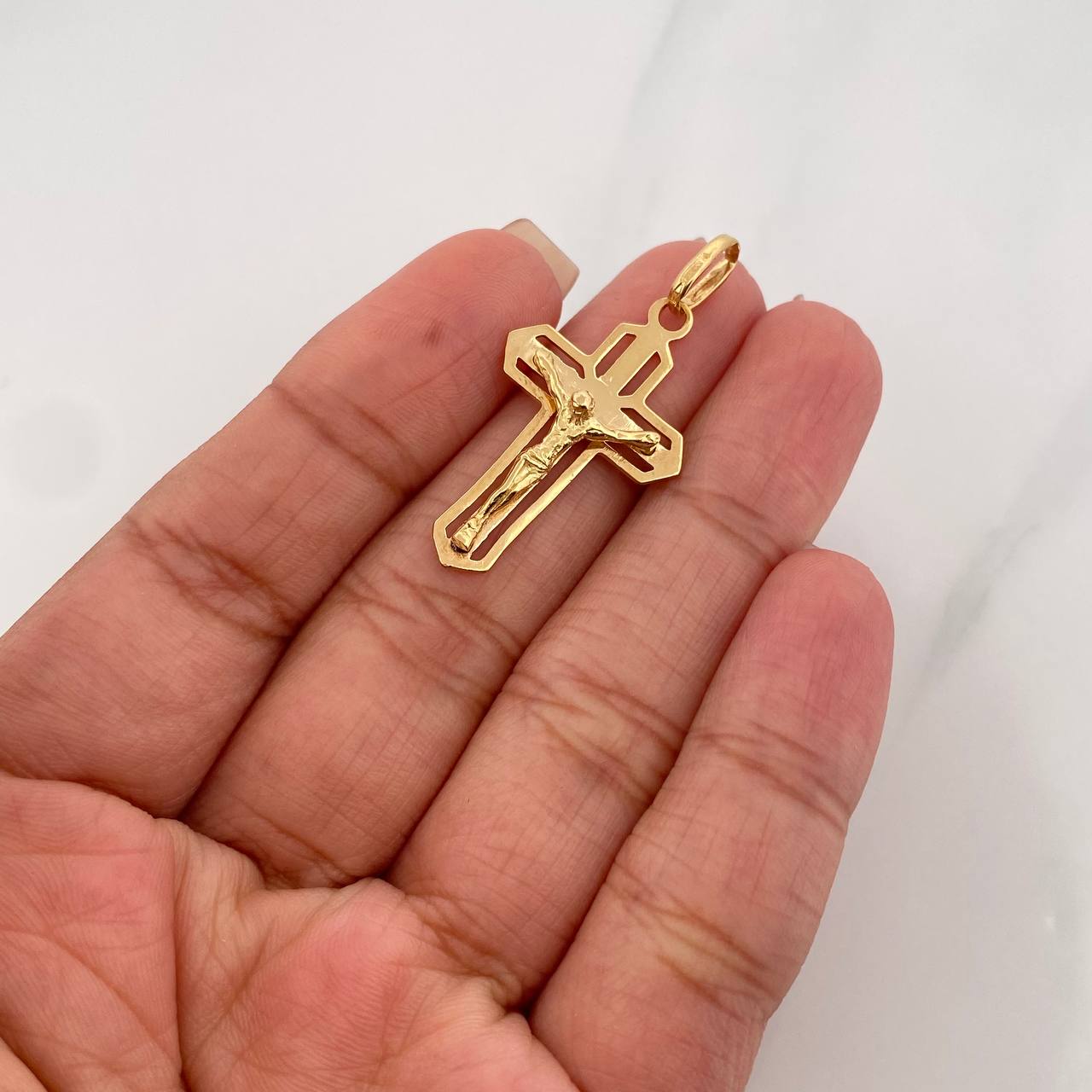 Dije Cruz Cristo 2.9g / 1 1/2 in Oro Amarillo 18K