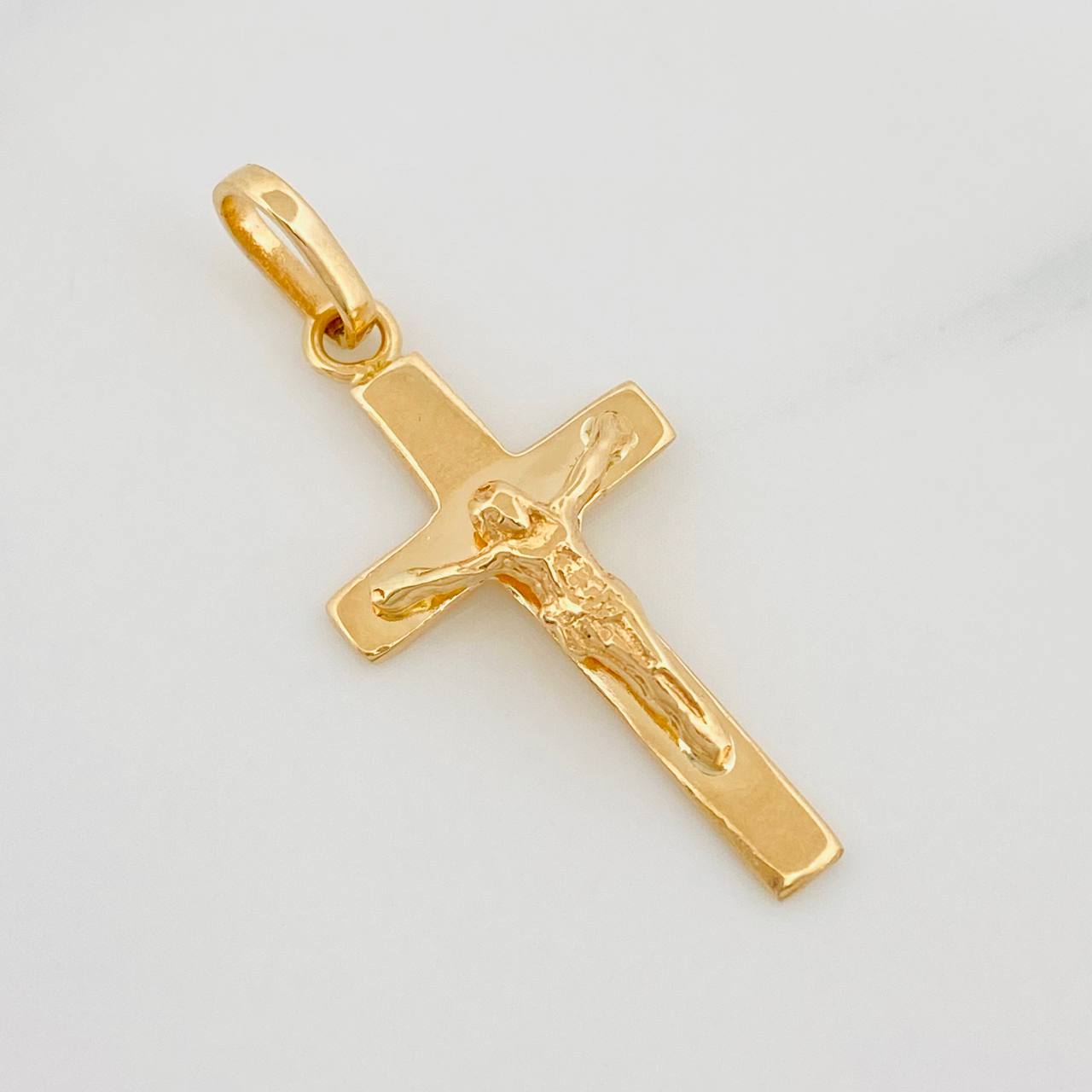 Pendant Cross Christ 1.4g / 1 1/4 in Yellow Gold 18K