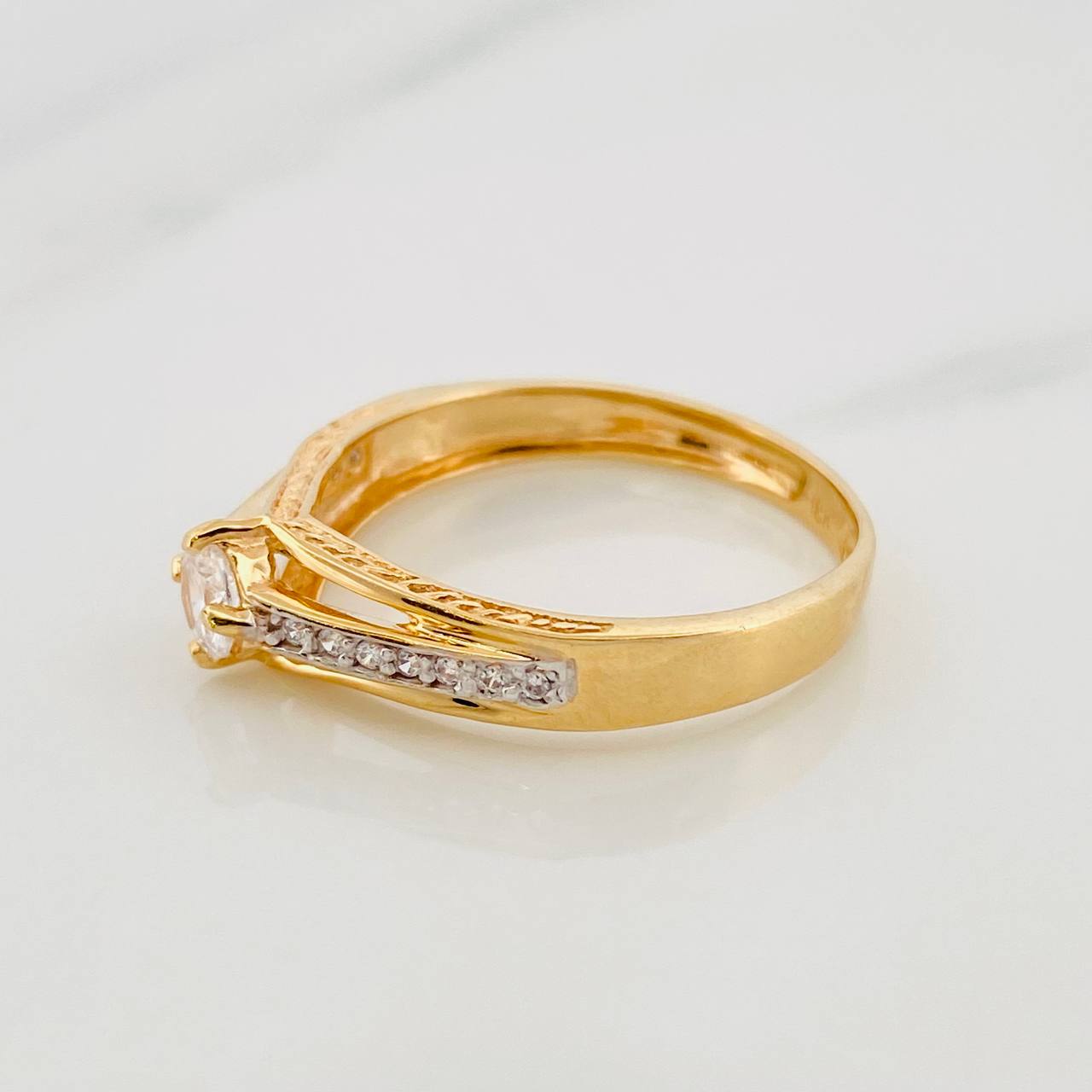 Solitaire Ring 2.2g / Size 6 1/2 Two-Tone Yellow White Gold 18K