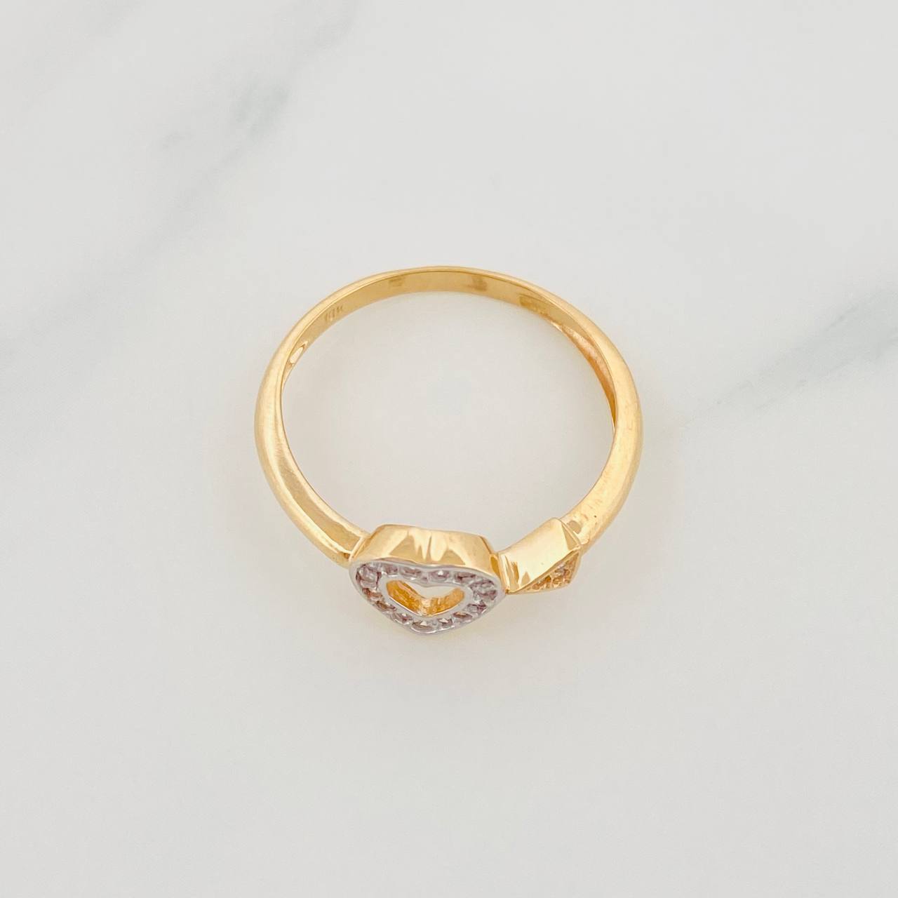 Anillo Corazón Flecha 1.85g / T7 Dos Oros Amarillo Blanco 18K