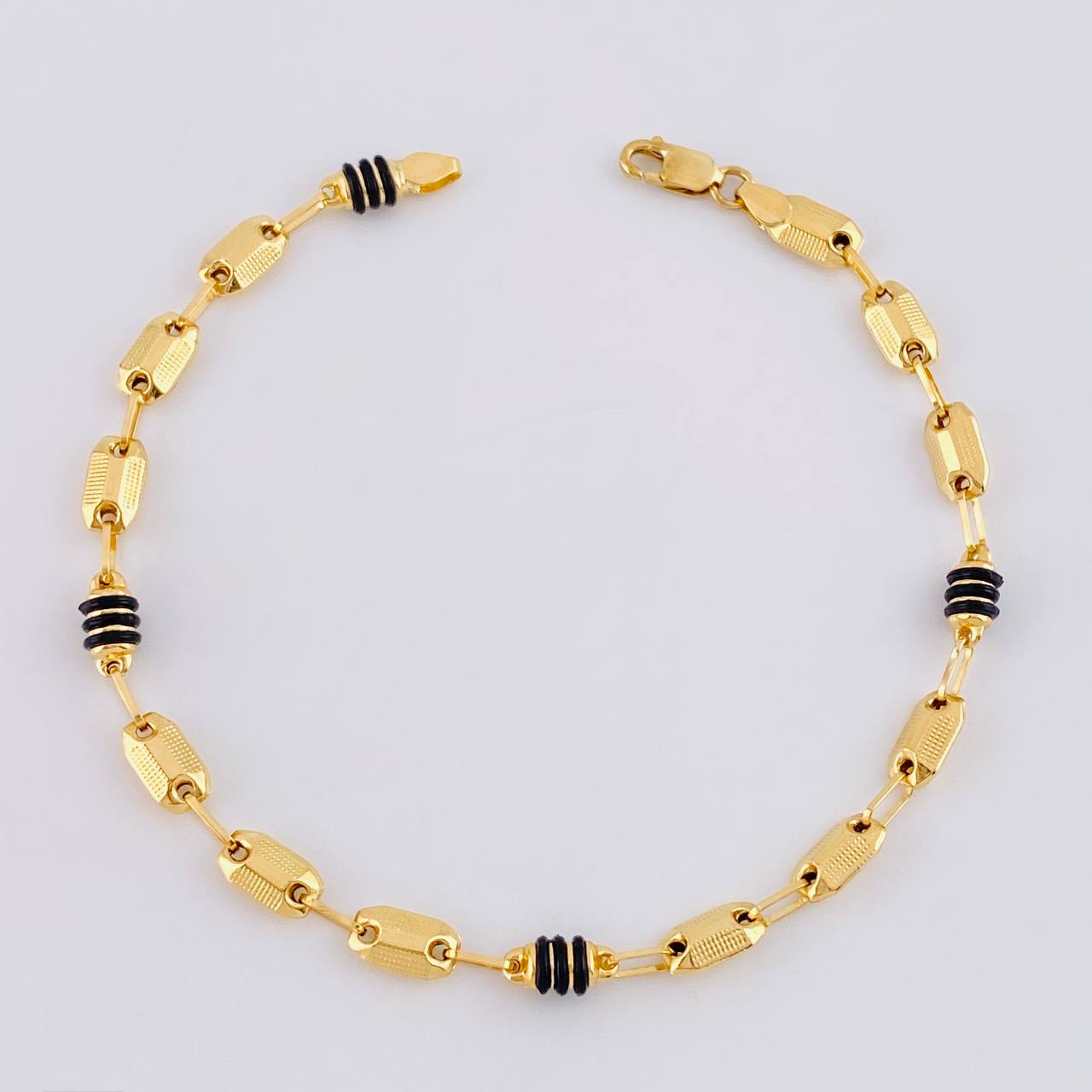 Pulso Rustico Cauchos Negros 3.3g / 7 1/2 in / 4.2mm Oro Amarillo 18K
