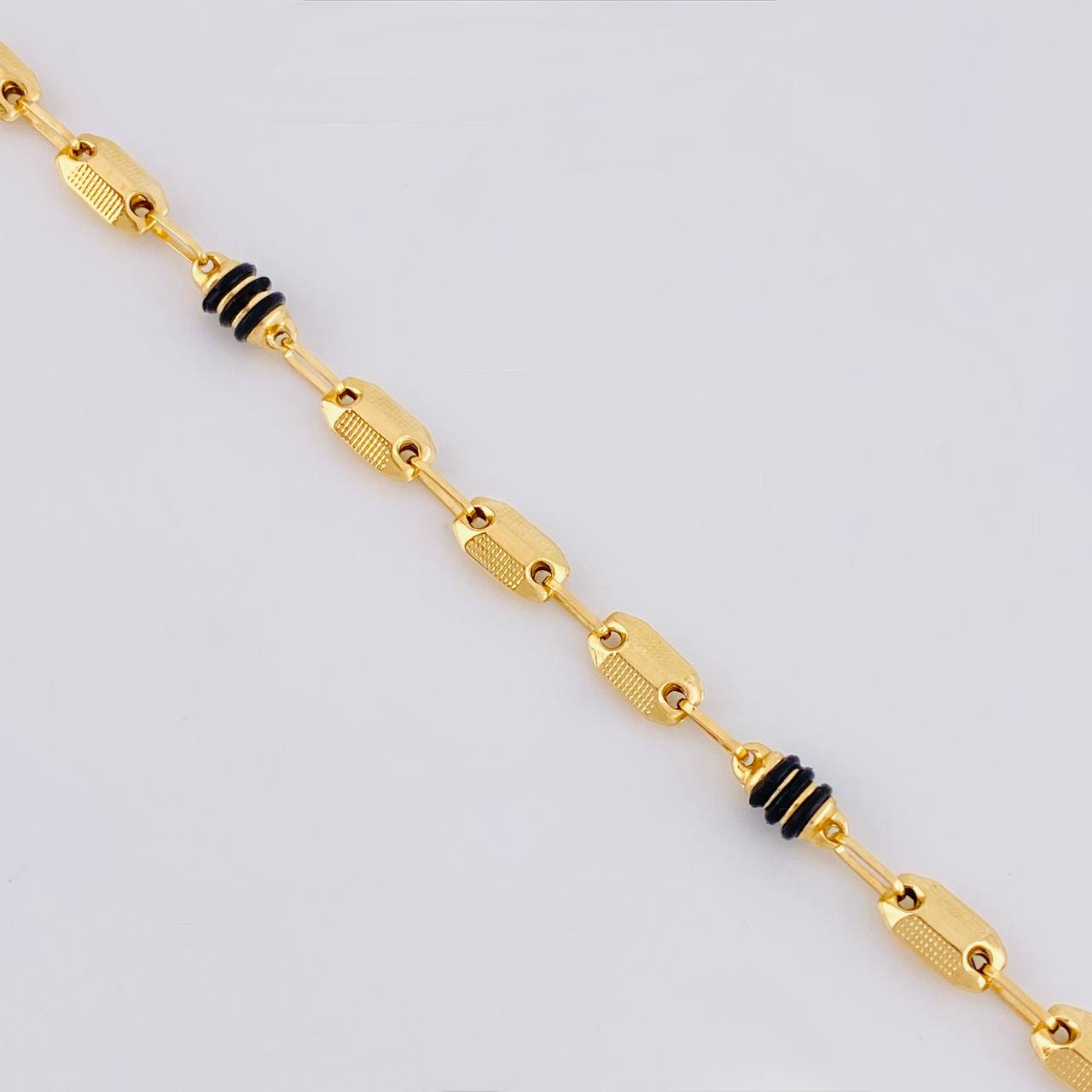 Pulso Rustico Cauchos Negros 3.3g / 7 1/2 in / 4.2mm Oro Amarillo 18K