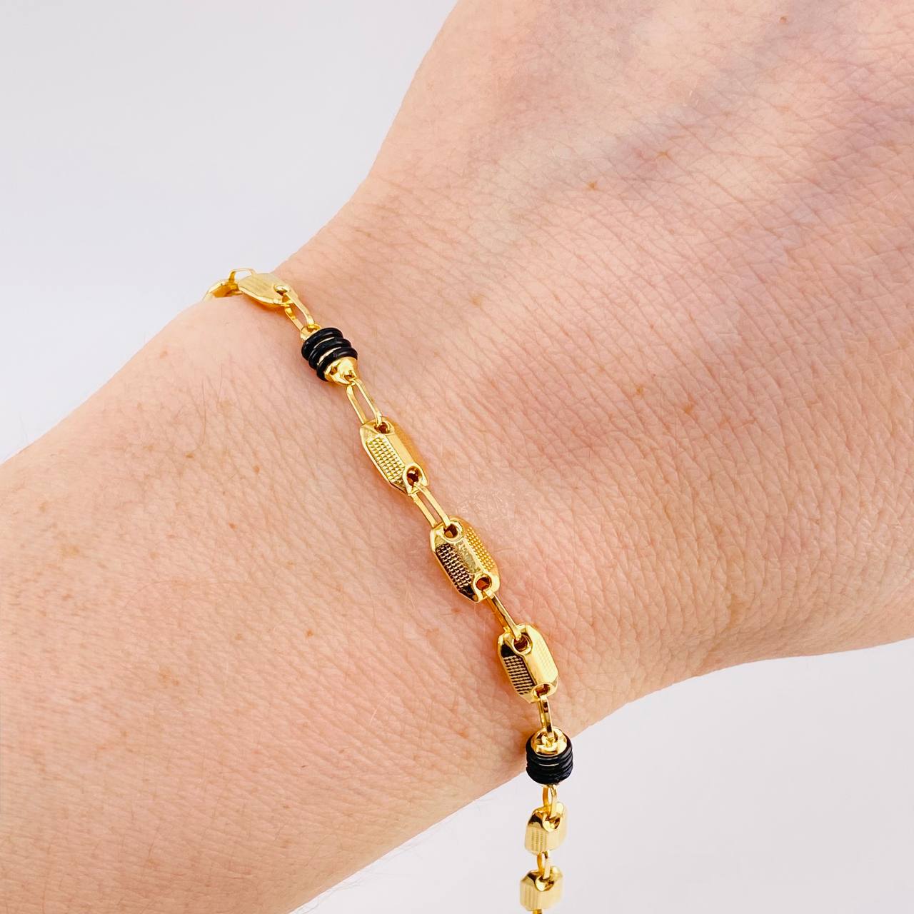 Pulso Rustico Cauchos Negros 3.3g / 7 1/2 in / 4.2mm Oro Amarillo 18K