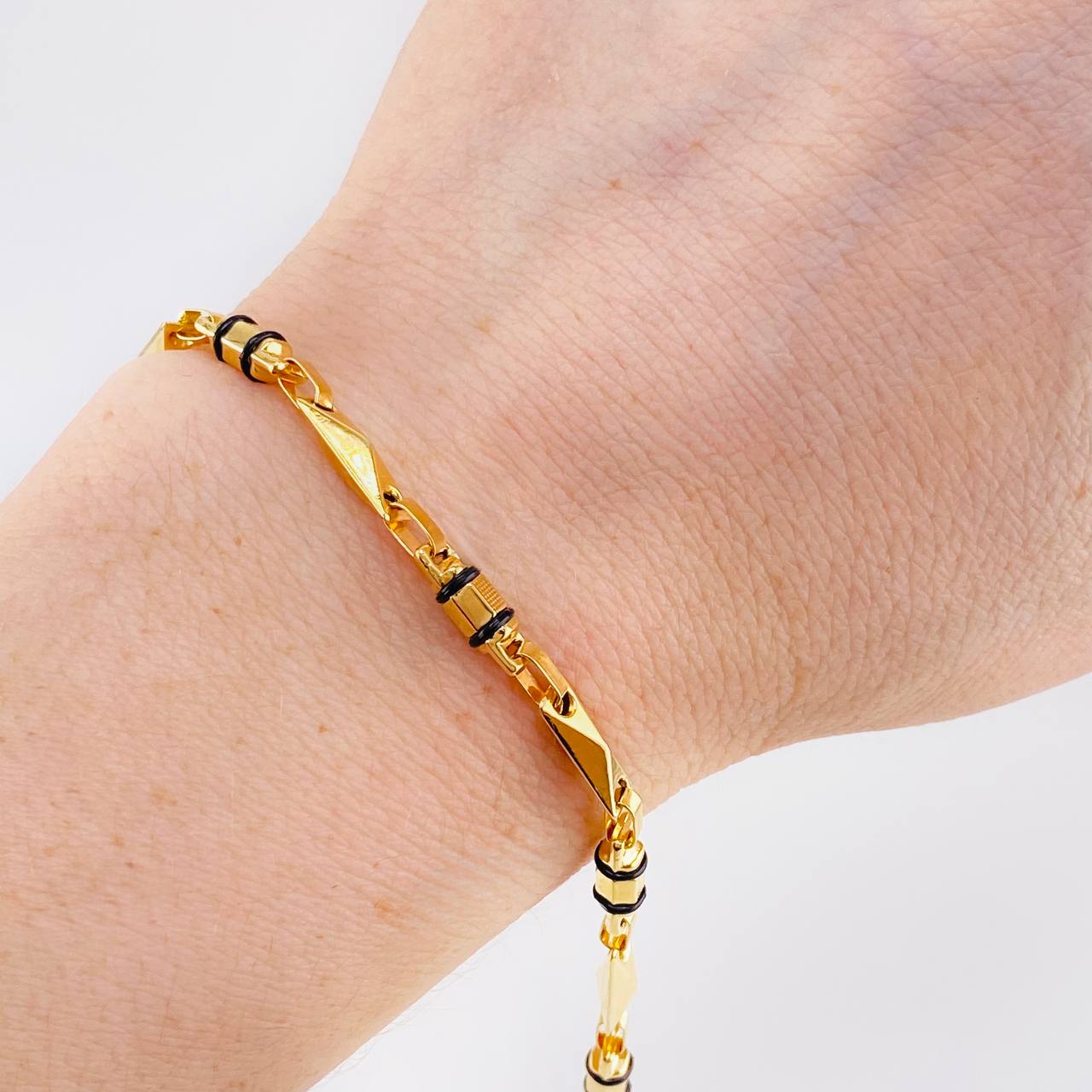 Pulso Rustico Geométrico 4.45g / 7 1/2 in / 3.75mm Oro Amarillo 18K