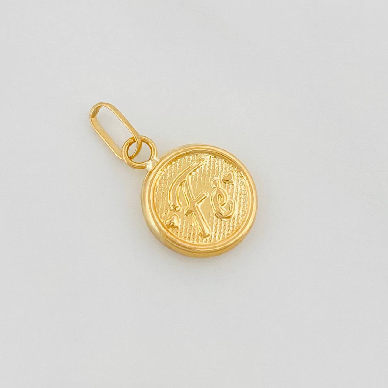 Dije Fe 0.55g / 3/4 in Oro Amarillo 18K